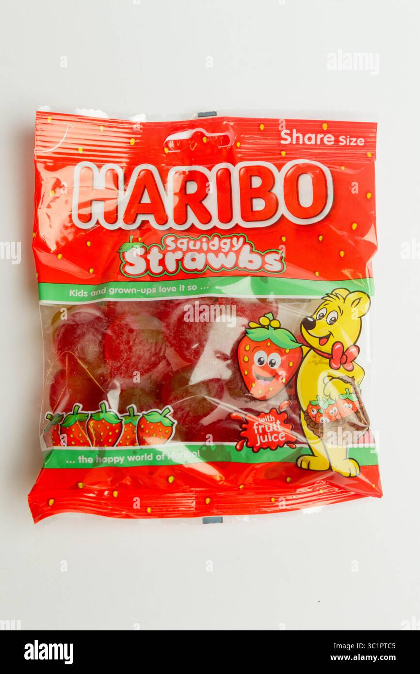 Londra, Regno Unito, 21 luglio 2025 :- A View of A Packet of Haribo Squidgy Strawbs Sweets, Against A White background Foto Stock