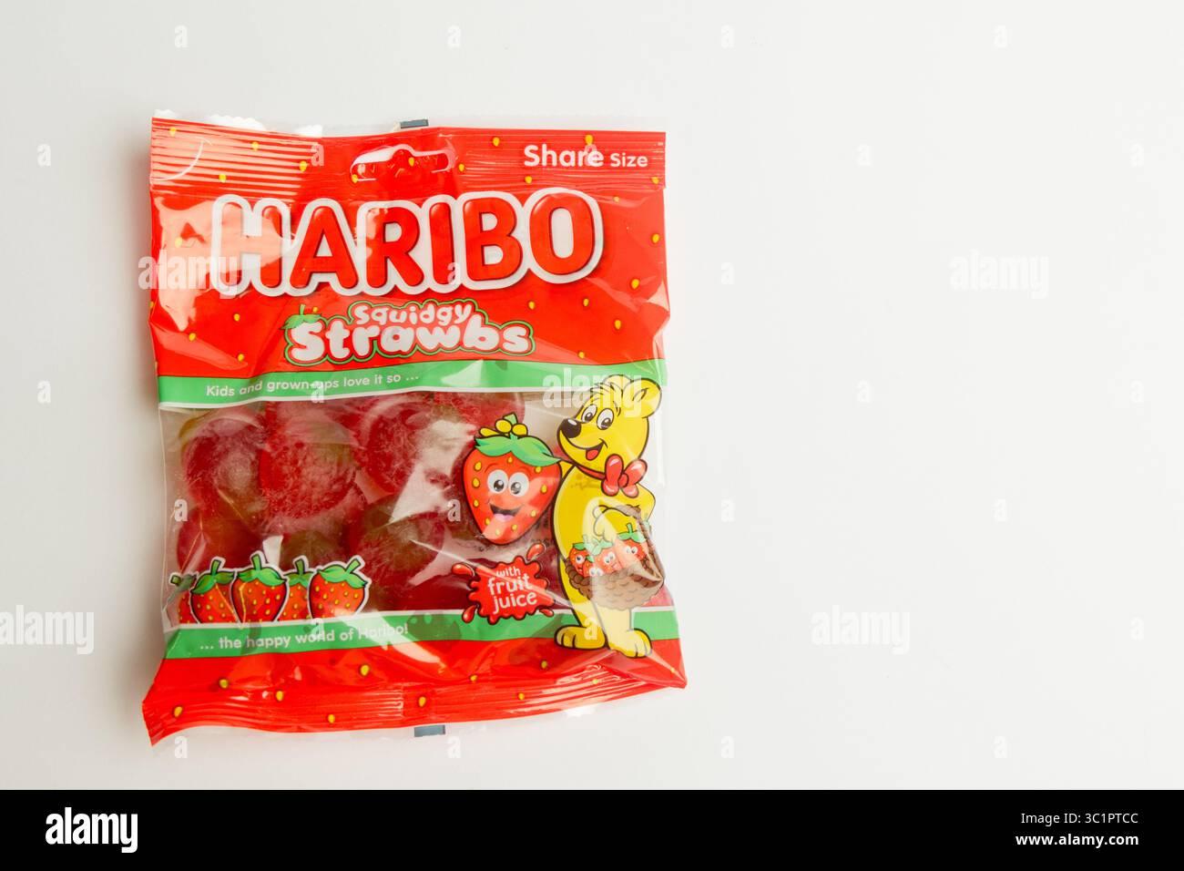 Londra, Regno Unito, 21 luglio 2025 :- A View of A Packet of Haribo Squidgy Strawbs Sweets, Against A White background Foto Stock