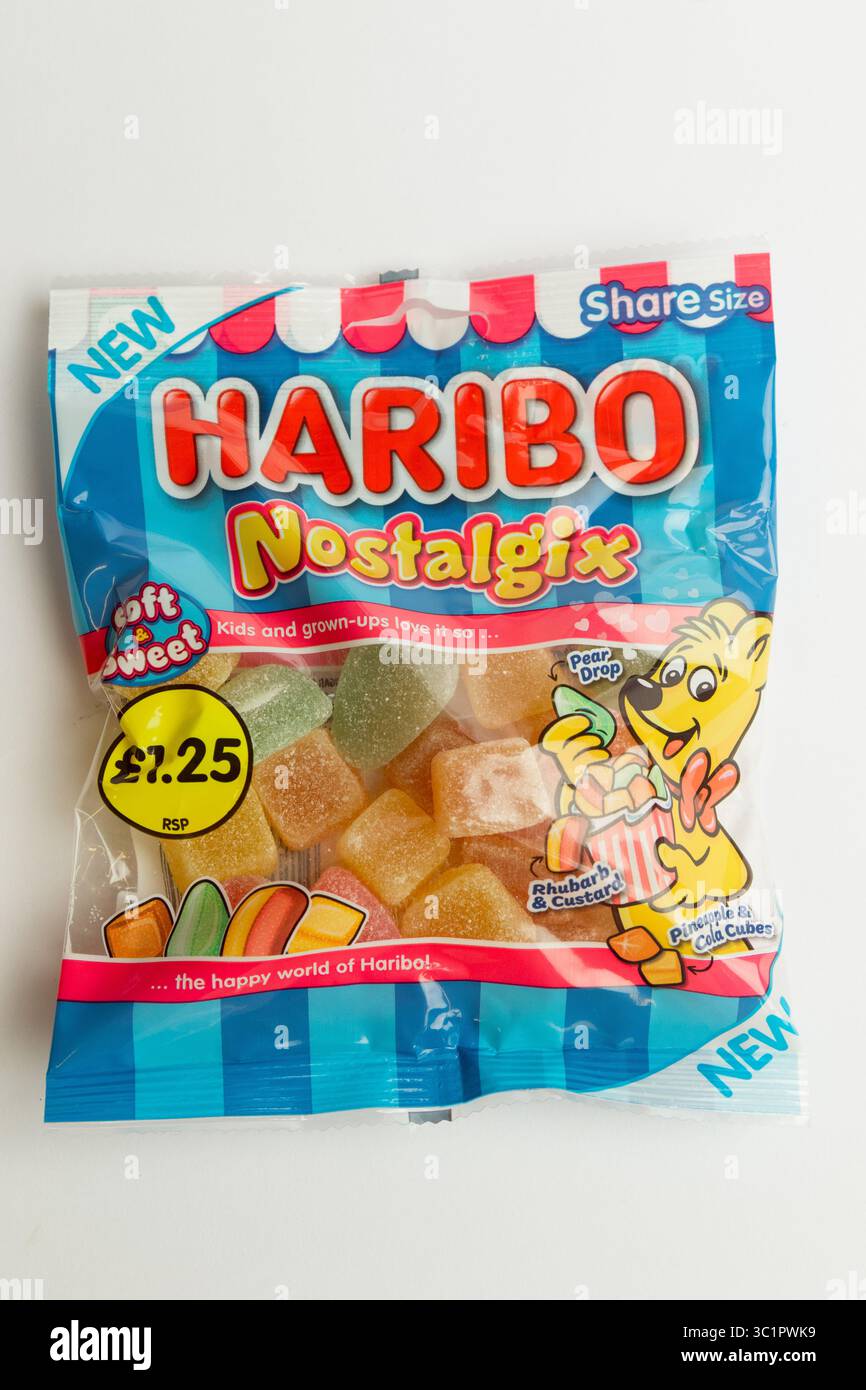 Londra, Regno Unito, 21 luglio 2025 :- Una vista di Un pacchetto di dolci Haribo Nostalgix, su sfondo bianco Foto Stock