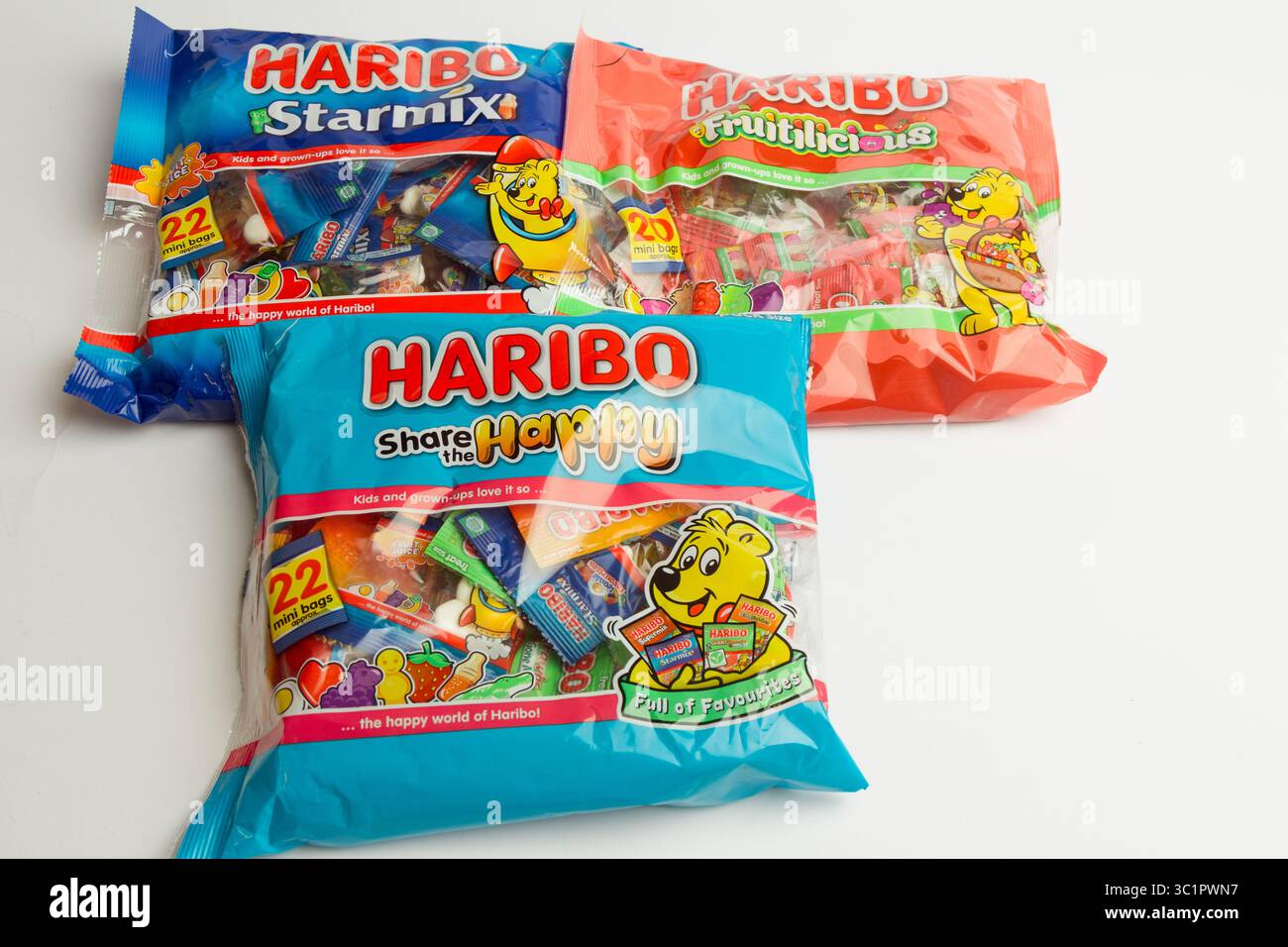Londra, Regno Unito, 21 luglio 2025 :- una vista di grandi pacchetti di dolci Haribo, su sfondo bianco Foto Stock