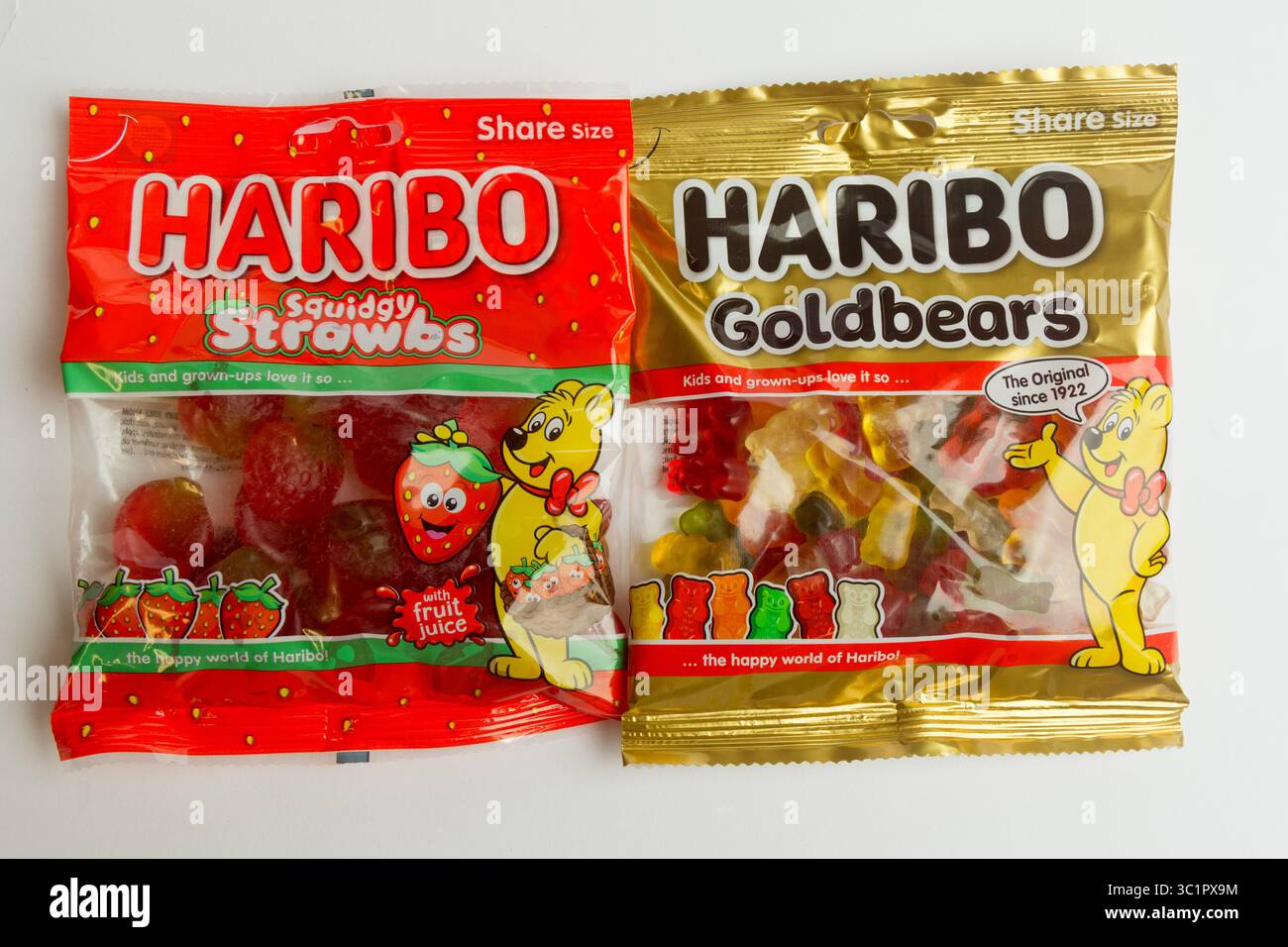 Londra, Regno Unito, 21 luglio 2025 :- Vista di Un pacchetto di Haribo Goldbears Original e Squiddy Strawbs Sweets, su sfondo bianco Foto Stock