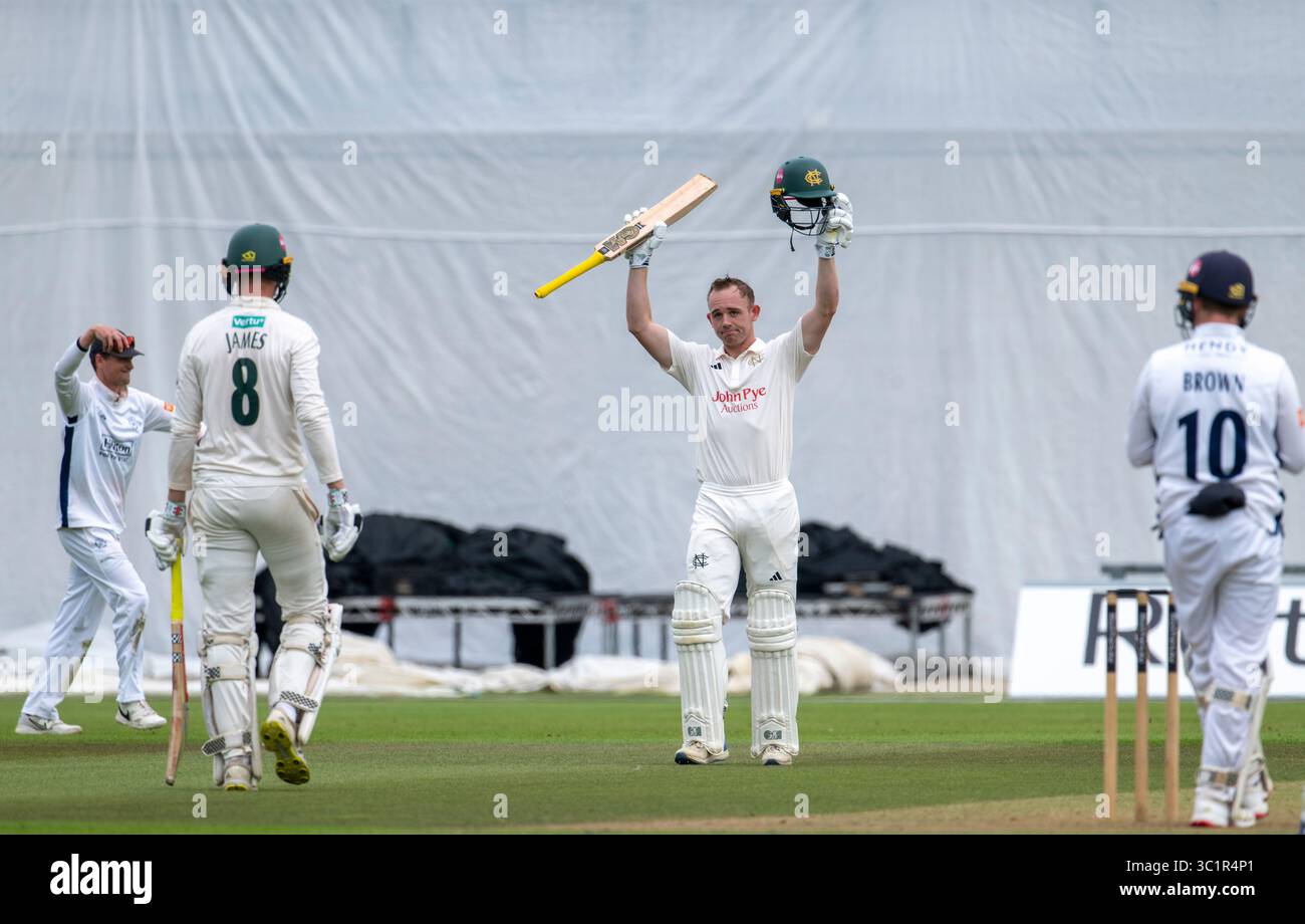 Jack Haynes di Nottinghamshire celebra il 100 il 23 luglio 2025 all'Utilita Bowl contro Hampshire il giorno 2 del Rothesay County Championship fu licenziato poche palle più tardi per 103 su 141 palle. Crediti: Stephen Nicholls/Alamy Live News Foto Stock