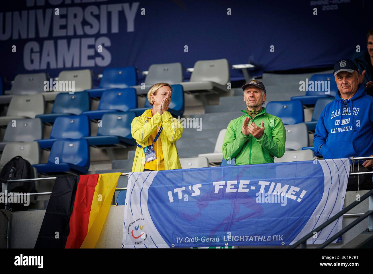 Bochum, Deutschland. 23 luglio 2025. DAS Supportteam f?r Jenna Fee Feyerabend (TV Gro?-Gerau, GER) bei den FISU World University Games - Rhine-Ruhr 2025 am 23.07.2025 im Lohrheidestadion, Bochum (Nordrhein-Westfalen) crediti: dpa/Alamy Live News Foto Stock