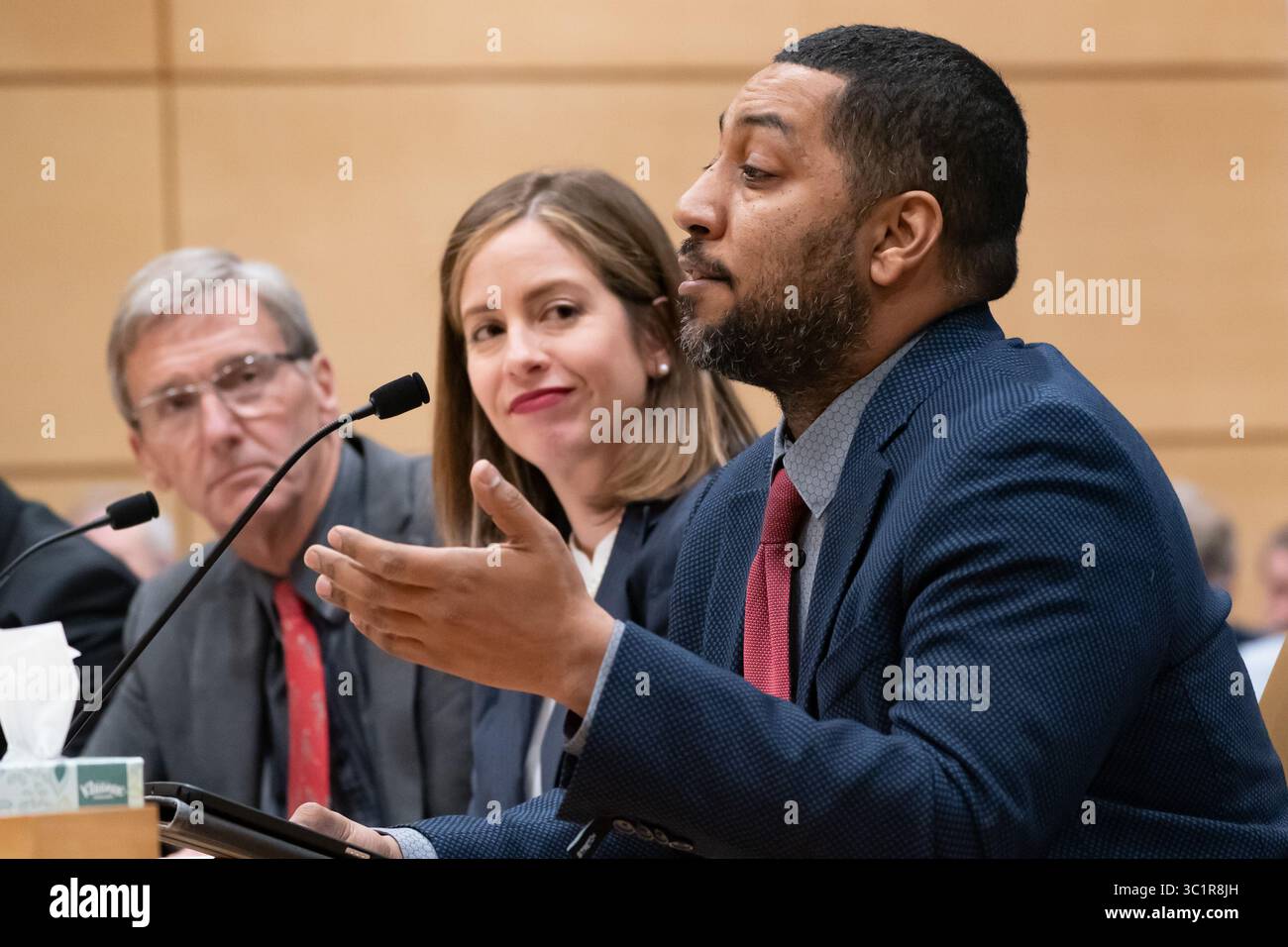 11 marzo 2019 - St. Paul, Iowa, USA - l'autrice di Bill Melisa Franzen, D-Edina, e il co-sponsor repubblicano Scott Jensen, R-Chaska, sinistra, ascoltarono Marcus Harcus a sostegno del disegno di legge. Harkus è direttore esecutivo della campagna per la piena legalizzazione. ] GLEN STUBBE â€¢ glen.stubbe@startribune.com lunedì 11 marzo 2019 ..con una serie di voti di linea di partito, il comitato giudiziario e di pubblica sicurezza del Senato controllato dai repubblicani ha votato per uccidere efficacemente il disegno di legge che avrebbe aperto la porta alla legalizzazione della marijuana per uso ricreativo. (Immagine di credito: © Glen Stubbe/min Foto Stock