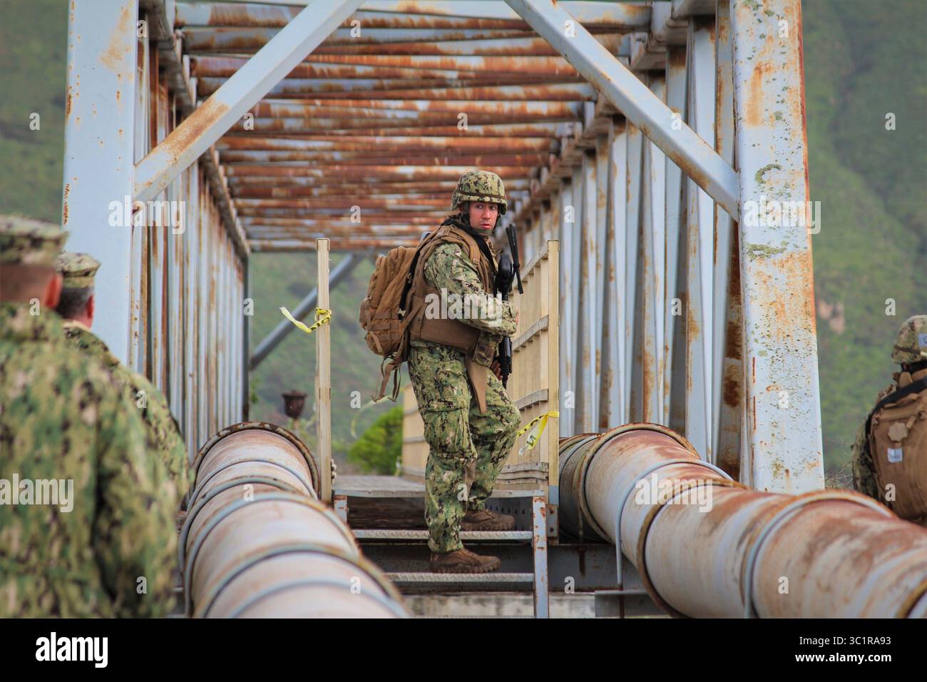 6 marzo 2019 - Point Mugu, California, Stati Uniti - gli studenti del corso di qualificazione di base per ufficiali della Scuola di Ingegneria civile (CEC) esaminano un'area per un potenziale percorso di approvvigionamento alternativo e un ponte durante un esercizio di addestramento sul campo di cinque giorni (FTX). Come parte integrante del ciclo di addestramento della scuola, l'FTX sfida i futuri funzionari del CEC a operare come squadra durante le missioni di scenario sul campo. Gli studenti imparano i principi e le competenze di base, come la leadership, il lavoro di squadra e la responsabilità, per aiutarli a condurre con successo i Seabees nelle unità di spedizione delle forze di costruzione navali. (Immagine di credito: © Foto Stock