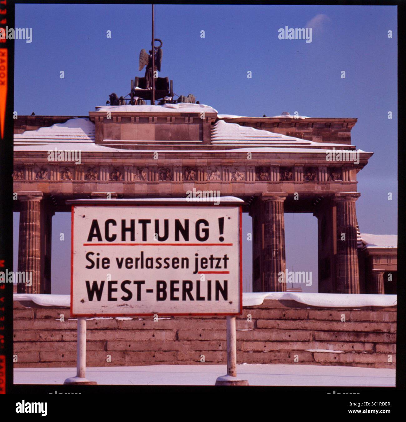 Brandenburger Tor zur Zeit der Teilung, davor die Mauer Foto Stock