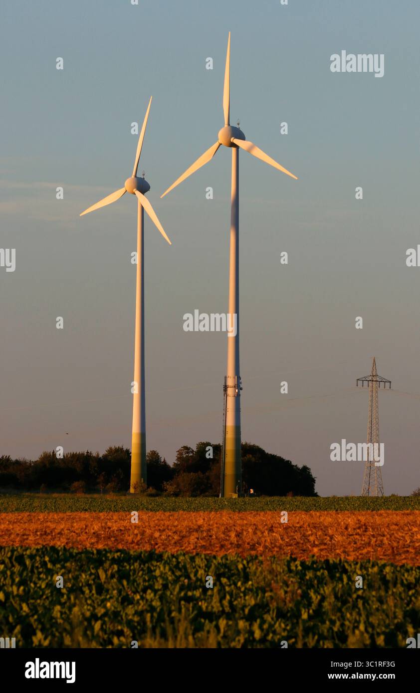 Windkraftanlage - Symbolbild alternative Energien, Windkraft/ turbine eoliche - immagine simbolica di energie alternative, energia eolica (nur fuer redaktionel Foto Stock