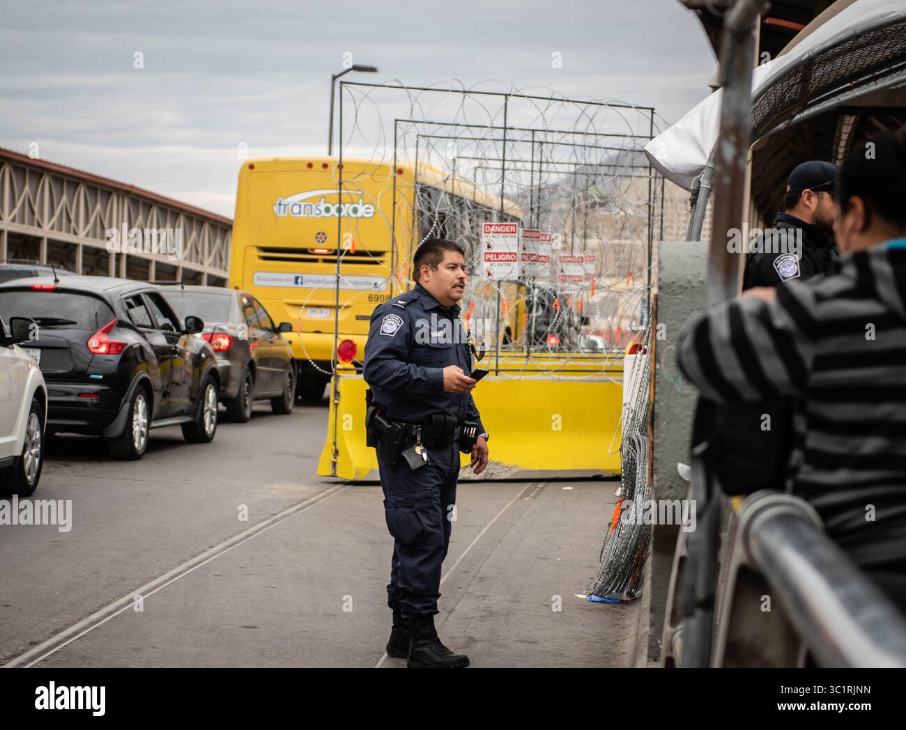 11 marzo 2019 - El Paso/Sunland Park, Texas, Stati Uniti - Roberto E. Rosales.Un ufficiale della sicurezza interna fa la guardia al ponte internazionale dove è stato messo in atto un filo metallico per prevenire una possibile corsa di massa di immigrati al porto di ingresso a El Paso. .Albuquerque, New Mexico/Roberto E. Rosales/Journal (immagine di credito: © Roberto E. Rosales/Albuquerque Journal via ZUMA Wire) Foto Stock