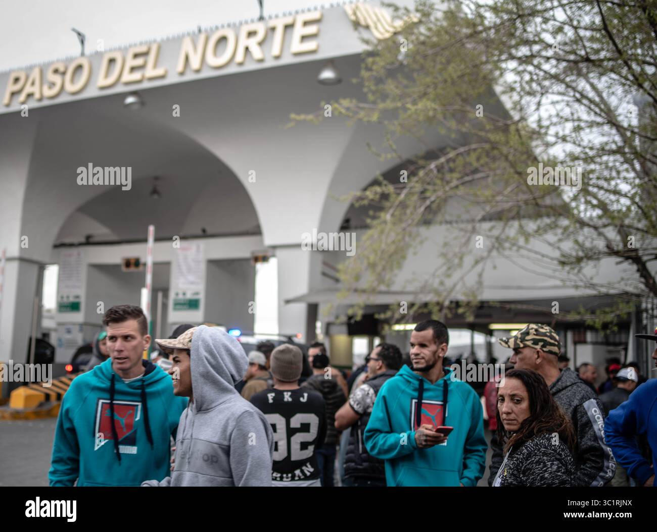 11 marzo 2019 - El Paso/Sunland Park, Texas, Stati Uniti - Roberto E. Rosales. Gli immigrati cubani si riuniscono vicino al ponte internazionale di Ciudad Juarez in attesa che il loro numero venga chiamato dalle autorità messicane per essere scortati dalla parte degli Stati Uniti per chiedere asilo. Queste famiglie aspettano qui tutto il giorno. .Albuquerque, New Mexico/Roberto E. Rosales/Journal (immagine di credito: © Roberto E. Rosales/Albuquerque Journal via ZUMA Wire) Foto Stock