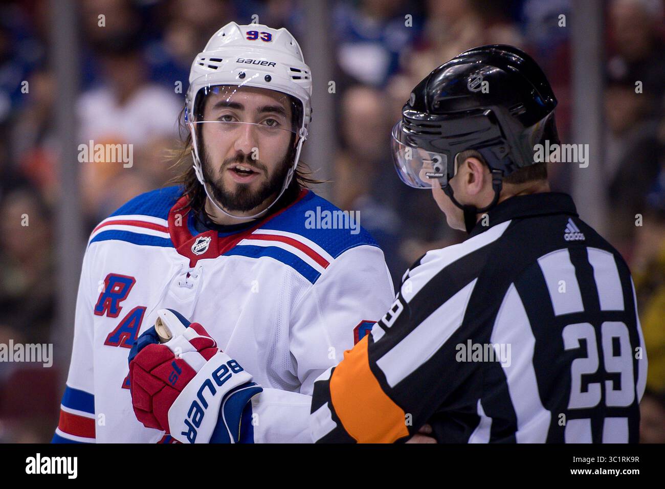13 marzo 2019: Il centro dei Rangers Mika Zibanejad (93) parla con l'arbitro durante la partita NHL tra i New-York Rangers e i Vancouver Canucks alla Rogers Arena di Vancouver, Canada. Dom Gagne/CSM(immagine di credito: &Copy; dom Gagne/CSM tramite cavo ZUMA) Foto Stock