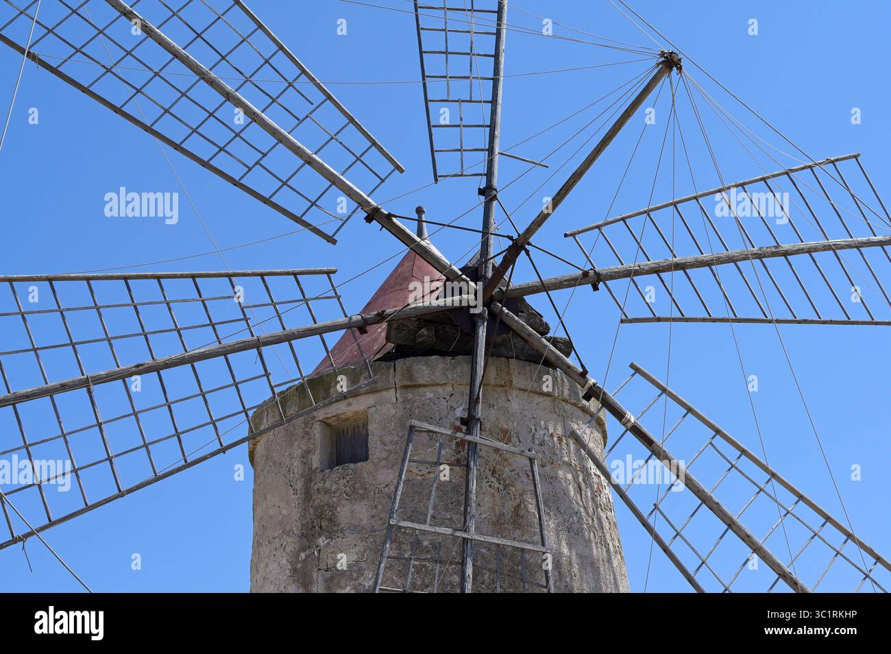 ITALIA, Sicilia, Trapani, saline per la produzione di sale marino, museo saline con antico mulino a vento / ITALIEN, Sizilien, Trapani, Salinen für Meersalz Herstellung am Stadtrand, Salzmuseum mit alter Windmühle ala Don Quichotte Foto Stock