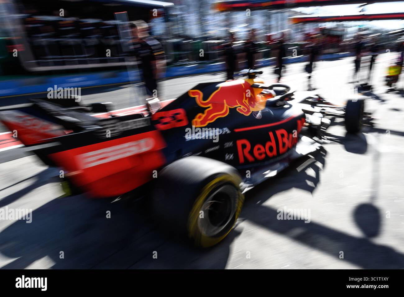 15 marzo 2019 - Melbourne, Australia - MAX VERSTAPPEN (NLD) #33 del team Aston Martin Red Bull Racing torna nel suo garage dopo una sessione di prove al Gran Premio d'Australia di Formula 1 2019 ad Albert Park, Melbourne, Australia. (Immagine di credito: © Sydney Low/CSM tramite filo ZUMA) Foto Stock