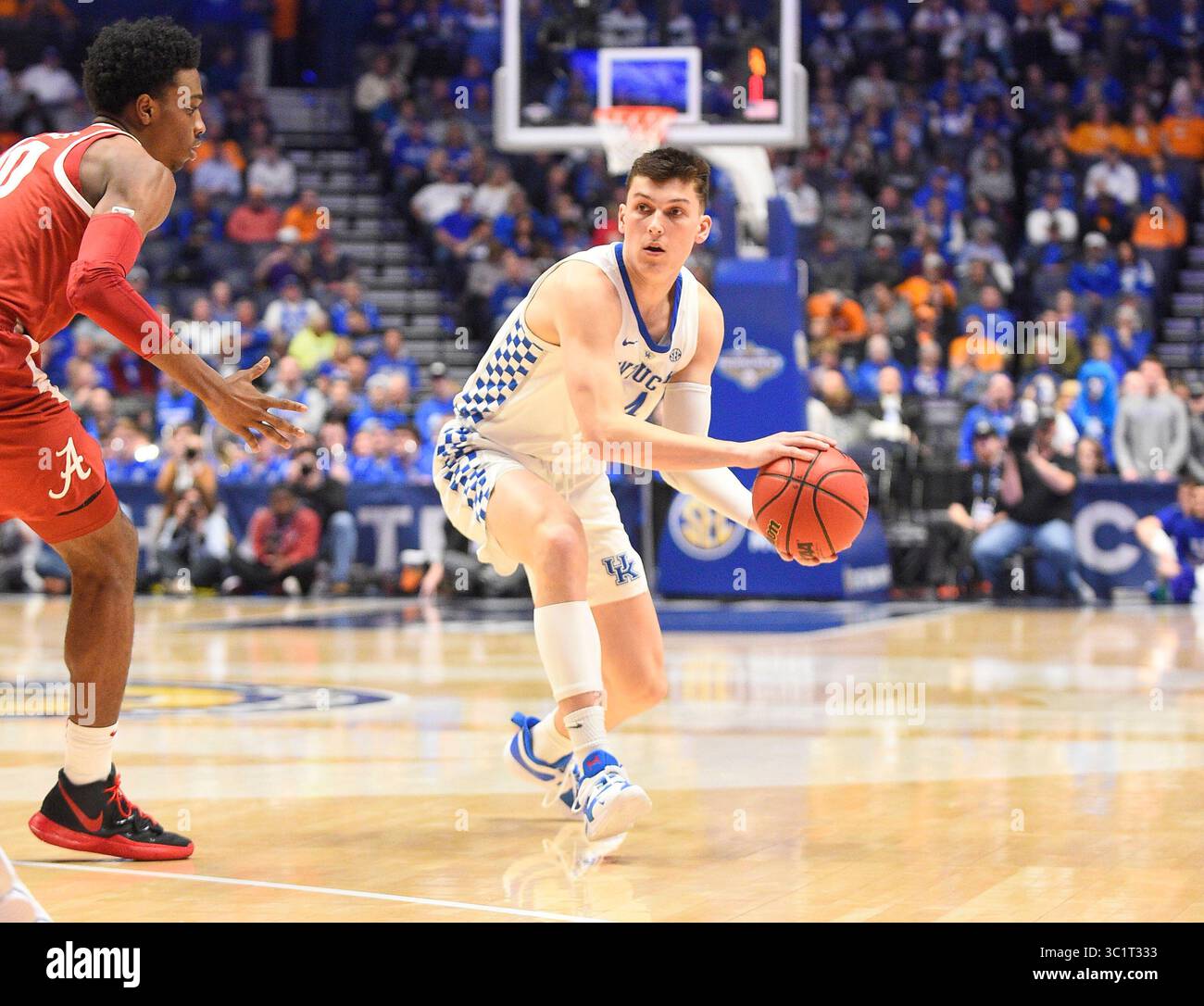 15 marzo 2019; la guardia dei Kentucky Wildcats Tyler Herro (14) passa la palla contro gli Alabama Crimson Tide durante una partita di campionato della SEC tra gli Alabama Crimson Tide e Kentucky Wildcats alla Bridgestone Arena di Nashville (credito fotografico obbligatorio: Steve Roberts/Cal Sport Media) (Credit Image: &Copy; Steve Roberts/Cal Sport Media/CSM via ZUMA Wire) Foto Stock