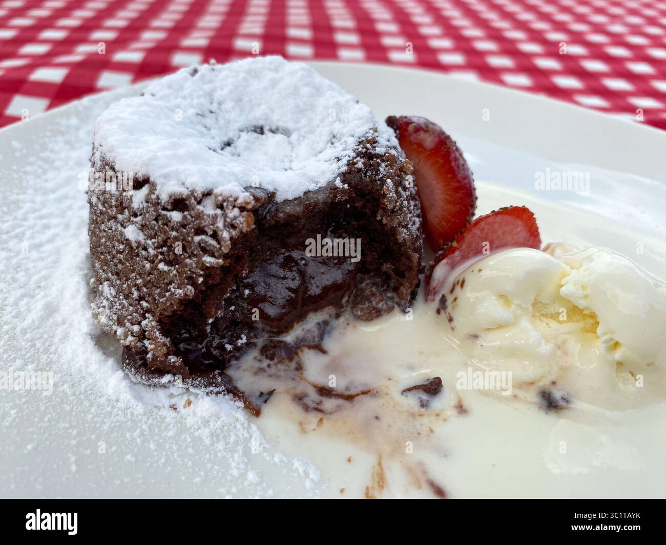 Dessert francese fondente al cioccolato con fragole e gelato Foto Stock