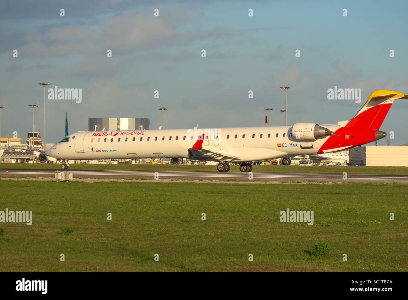 Iberia Regional air nostrum canadair Regional jet 1000 rullante sulla pista dell'aeroporto humberto delgado di lisbona Foto Stock