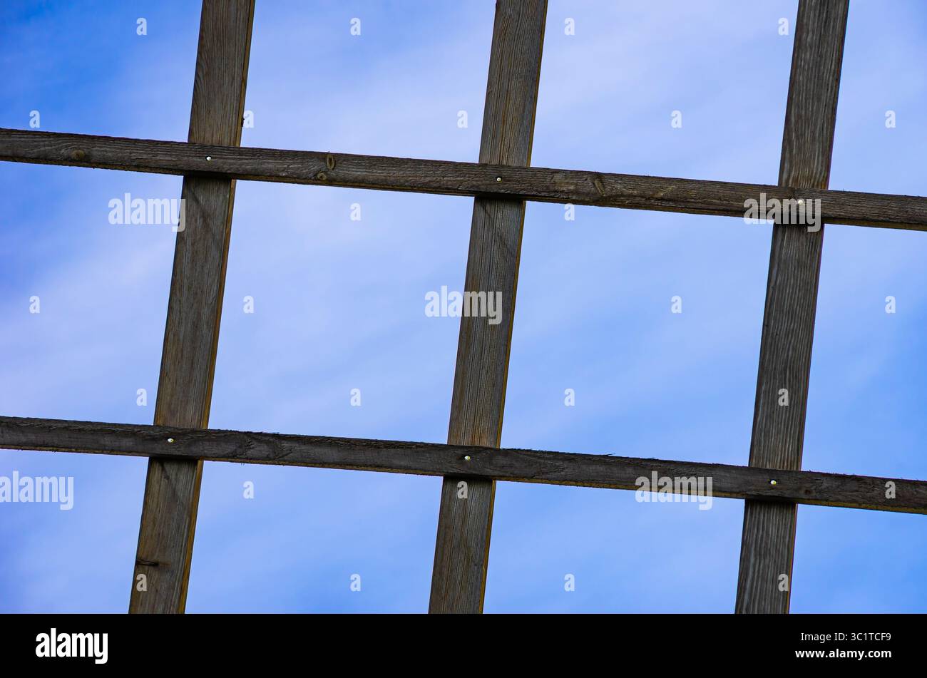 Reticolato in legno contro un cielo blu, dettaglio di un'ala di un tradizionale mulino a vento vicino al villaggio di Sunnersberg, Lidköping, Västergötland, Svezia. Foto Stock Reticolato in legno contro un cielo blu, dettaglio di un'ala di un tradizionale mulino a vento vicino al villaggio di Sunnersberg, Lidköping, Västergötland, Svezia. Foto Stock