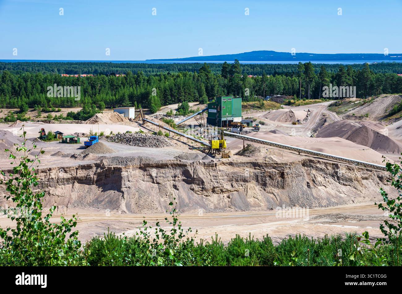 Vista della fossa di sabbia appartenente alla società Radasand AB a Rada, Lidköping, Västergötland, contea di Västra Götaland, Svezia. Foto Stock