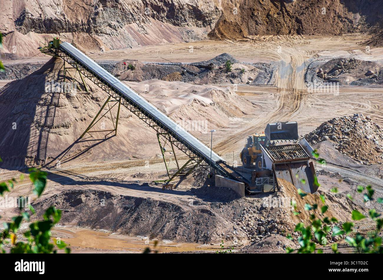 Vista della fossa di sabbia appartenente alla società Radasand AB a Rada, Lidköping, Västergötland, contea di Västra Götaland, Svezia. Foto Stock