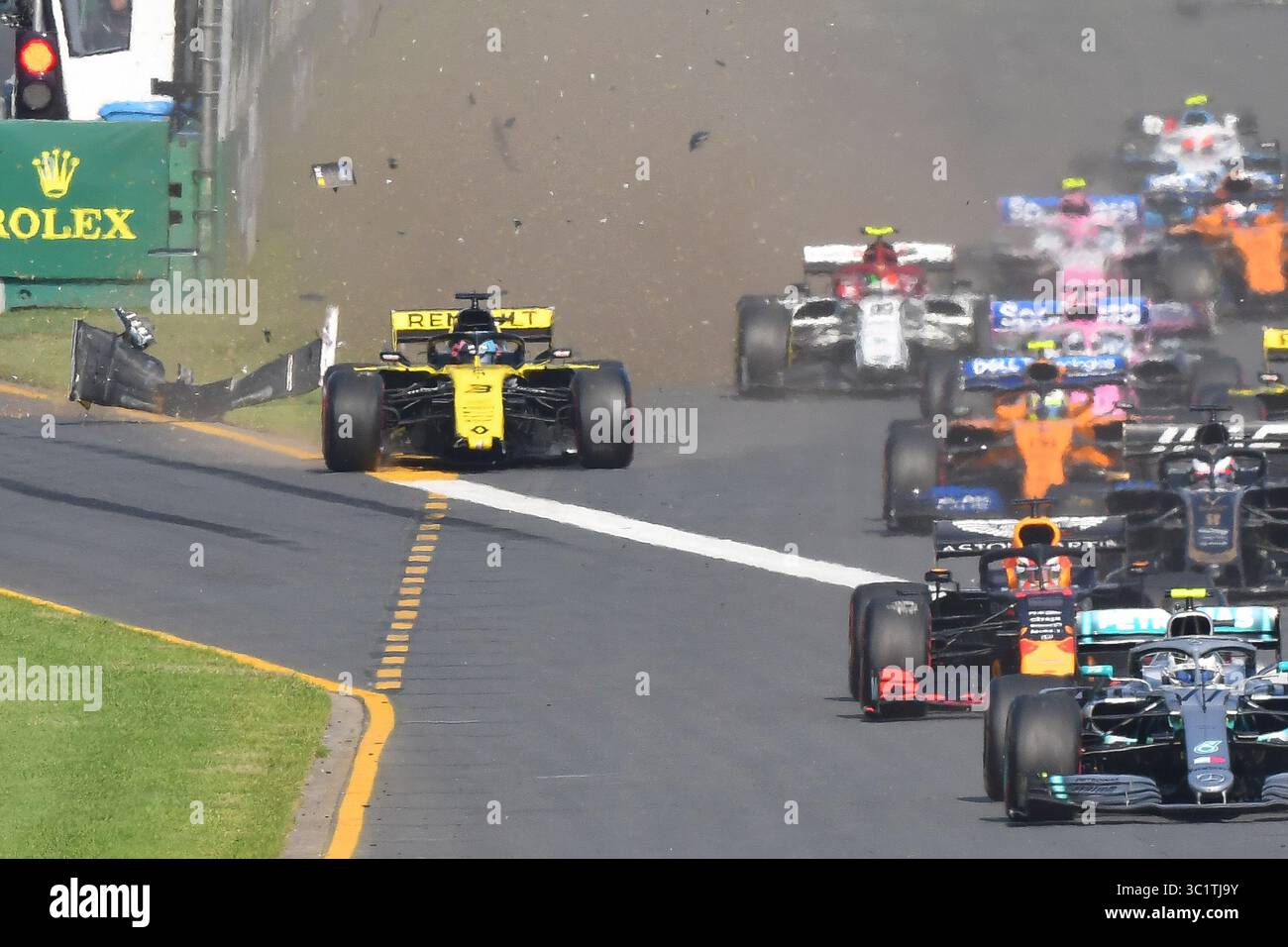 17 marzo 2019: Daniel Ricciardo (AUS) n. 3 del team Renault F1 si schianta all'inizio del Gran Premio d'Australia di Formula 1 2019 ad Albert Park, Melbourne, Australia. Sydney Low/Cal Sport Media (immagine di credito: &Copy; Sydney Low/CSM tramite cavo ZUMA) Foto Stock