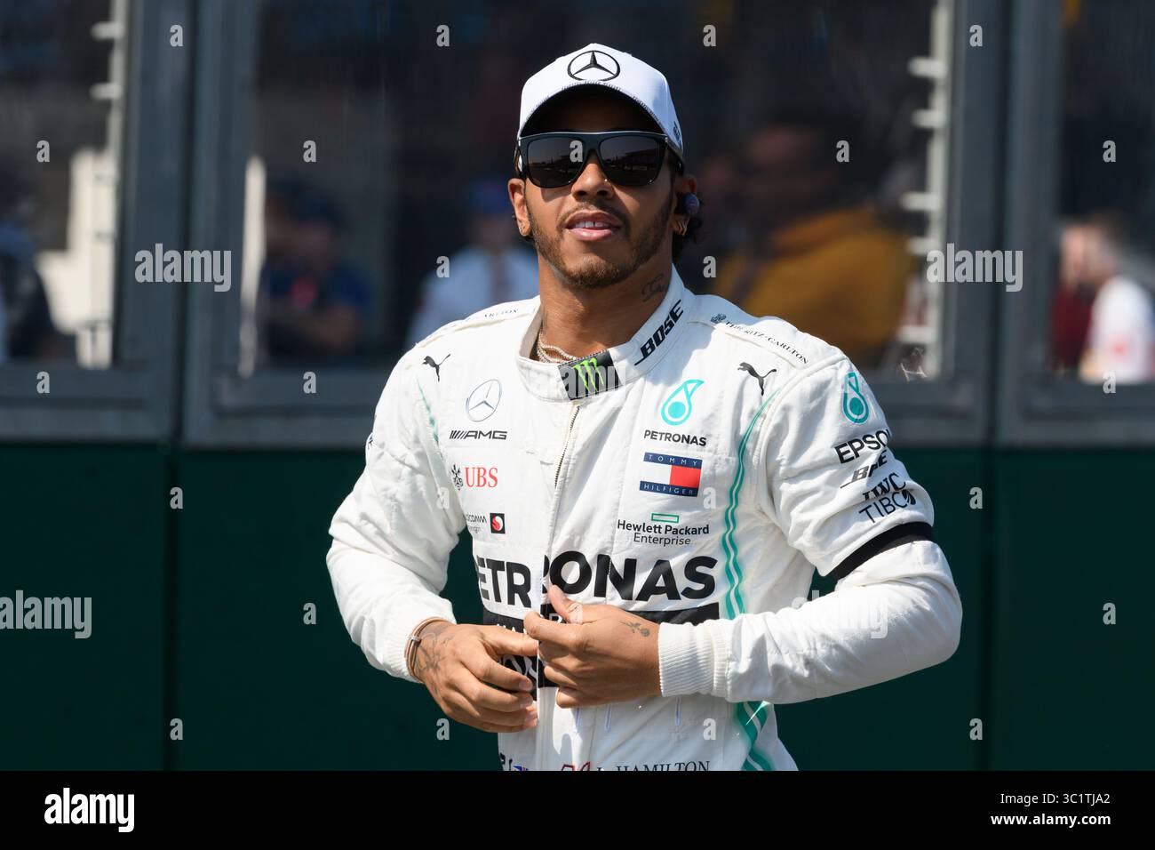 17 marzo 2019 - Melbourne, Australia - Lewis Hamilton (GBR) #44 del team Mercedes-AMG Petronas Motorsport torna in garage dopo la parata dei piloti prima dell'inizio del Gran Premio d'Australia di Formula 1 2019 ad Albert Park, Melbourne, Australia. (Immagine di credito: © Sydney Low/CSM tramite filo ZUMA) Foto Stock