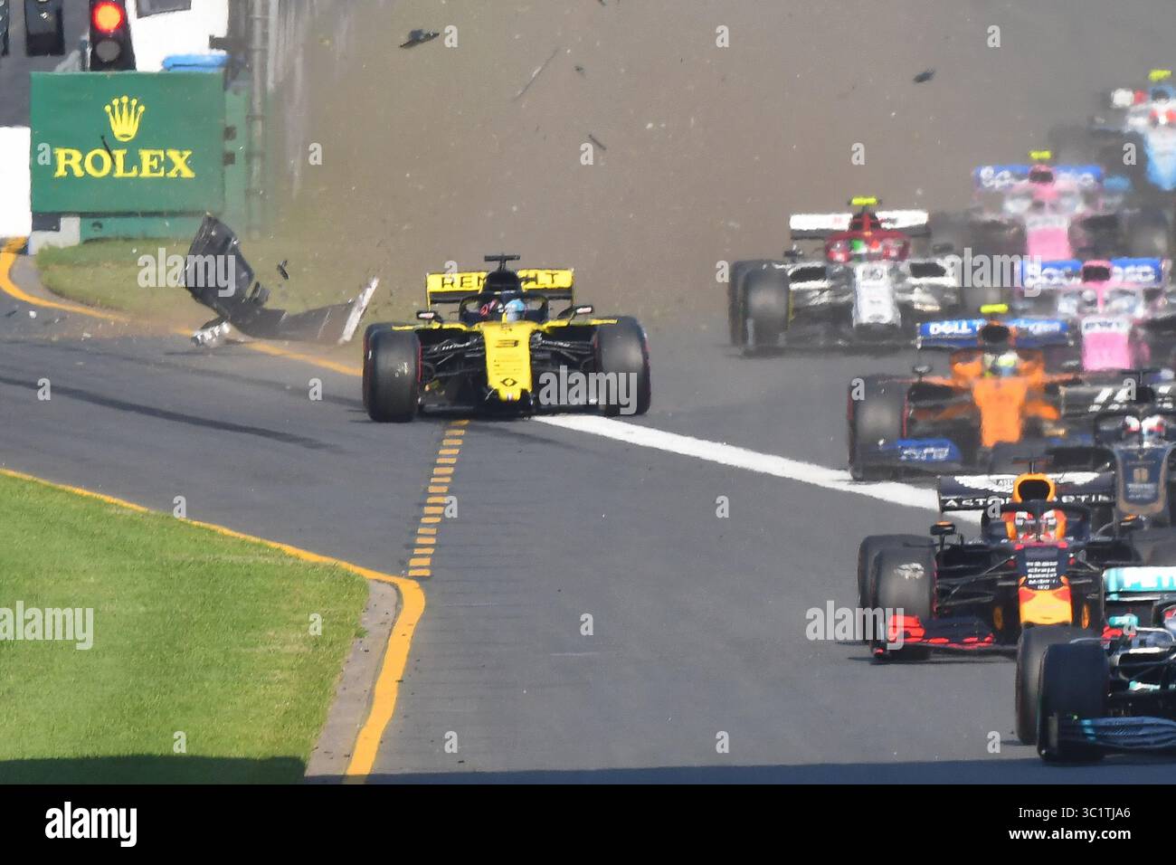 17 marzo 2019: Daniel Ricciardo (AUS) n. 3 del team Renault F1 si schianta all'inizio del Gran Premio d'Australia di Formula 1 2019 ad Albert Park, Melbourne, Australia. Sydney Low/Cal Sport Media (immagine di credito: &Copy; Sydney Low/CSM tramite cavo ZUMA) Foto Stock