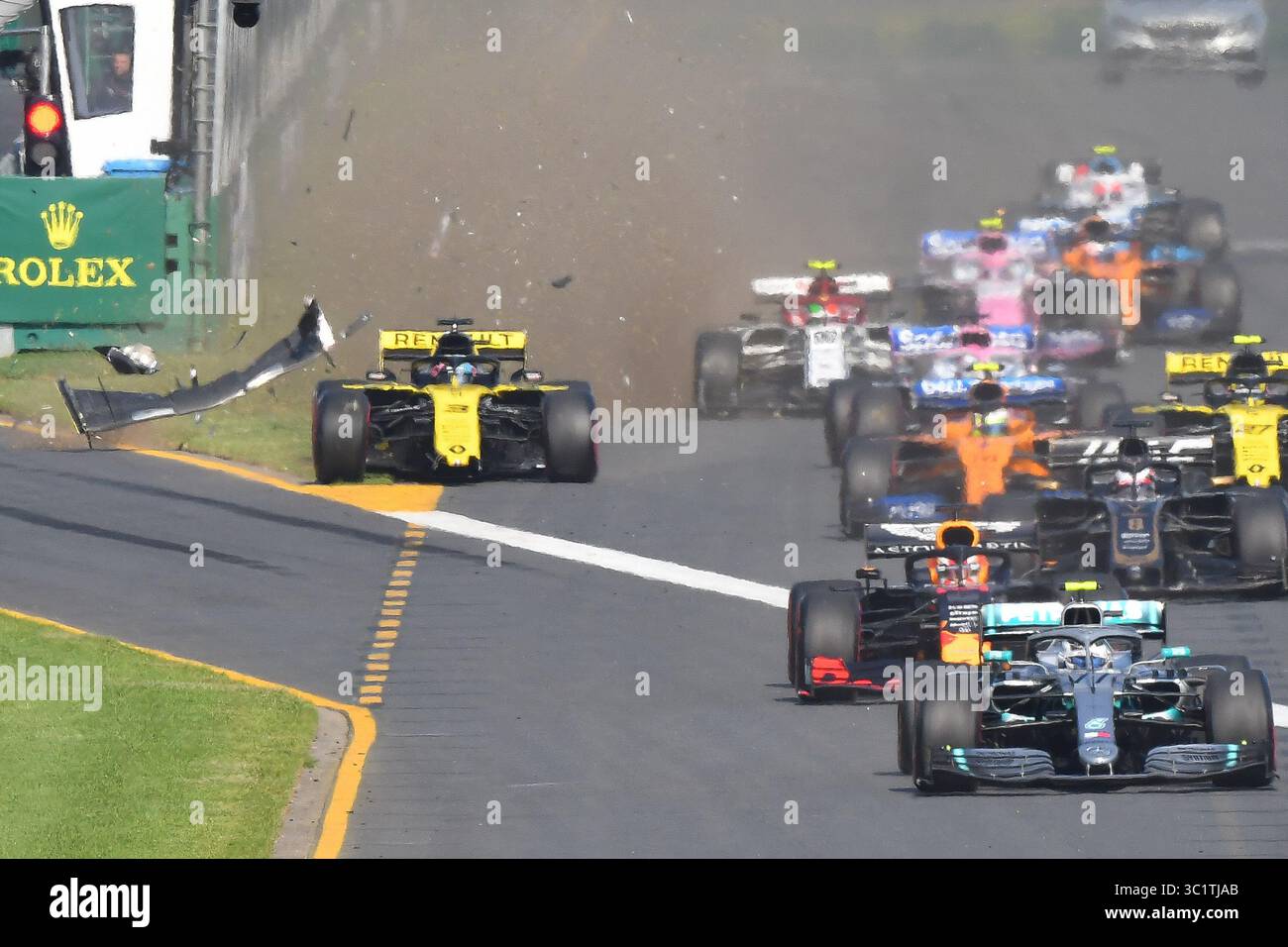 17 marzo 2019 - Melbourne, Australia - Daniel Ricciardo (AUS) #3 del team Renault F1 si schianta all'inizio del Gran Premio di Formula 1 australiano 2019 ad Albert Park, Melbourne, Australia. (Credit Image: © Sydney Low/CSM via ZUMA Wire) Foto Stock