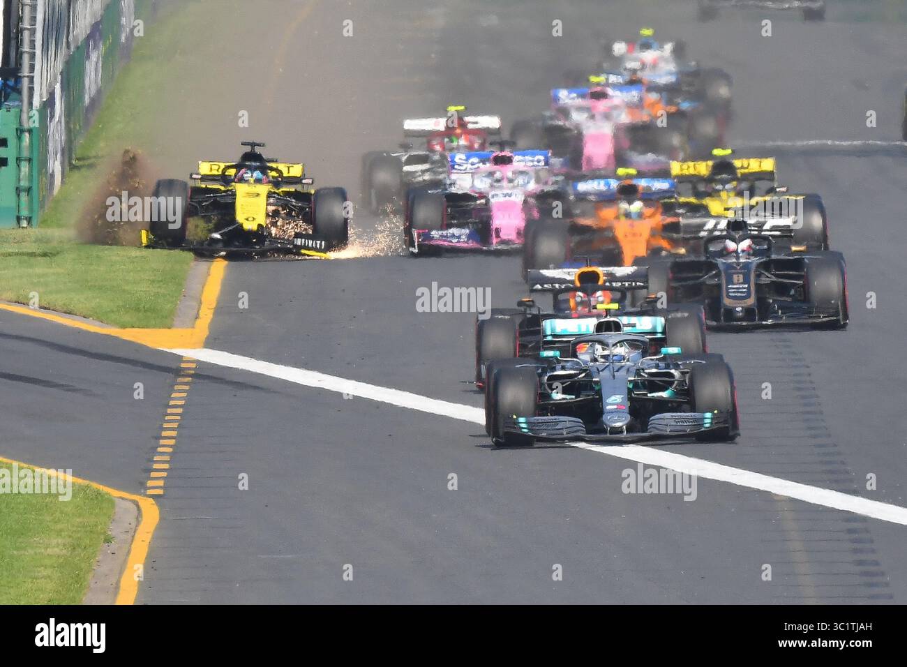 17 marzo 2019: Daniel Ricciardo (AUS) n. 3 del team Renault F1 si schianta all'inizio del Gran Premio d'Australia di Formula 1 2019 ad Albert Park, Melbourne, Australia. Sydney Low/Cal Sport Media (immagine di credito: &Copy; Sydney Low/CSM tramite cavo ZUMA) Foto Stock