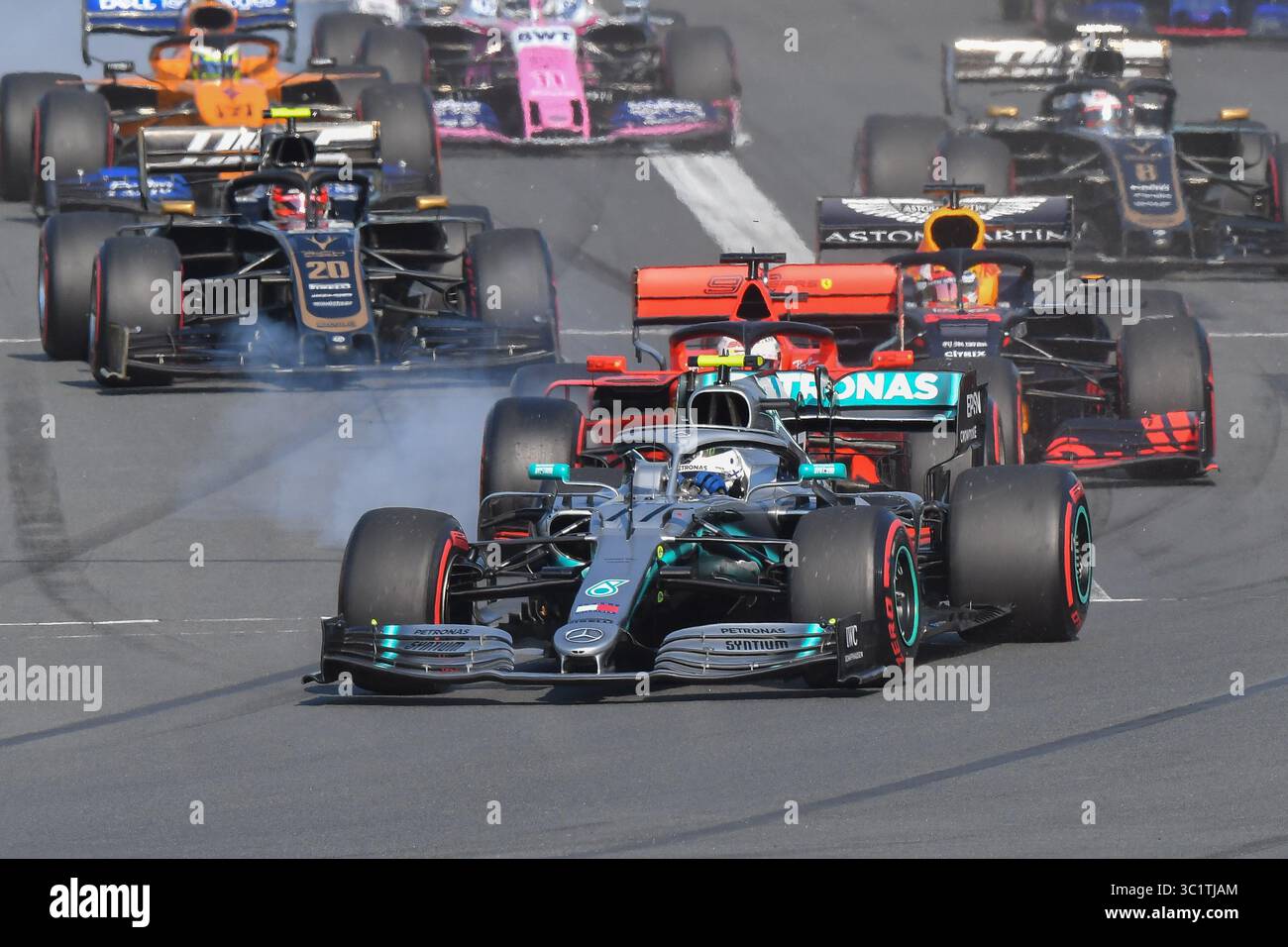 17 marzo 2019 - Melbourne, Australia - VALTTERI BOTTAS (fin) #77 del team Mercedes AMG Petronas Motorsport è il più veloce fuori dalla griglia e conduce alla curva 1 del Gran Premio d'Australia di Formula 1 2019 ad Albert Park. Bottas ha continuato a vincere. (Immagine di credito: © Sydney Low/CSM tramite filo ZUMA) Foto Stock