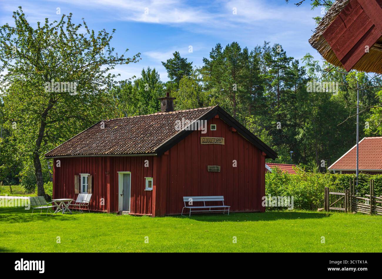 Historische Schwedenhäuser bei Lidköping, Schweden Traditionelle historische denkmalgeschützte Schwedenhäuser in Rada, Lidköping, Västergötland, Västra Götalands län, Schweden. Foto Stock