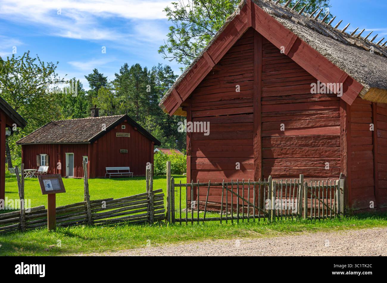 Historische Schwedenhäuser bei Lidköping, Schweden Traditionelle historische denkmalgeschützte Schwedenhäuser in Rada, Lidköping, Västergötland, Västra Götalands län, Schweden. Foto Stock