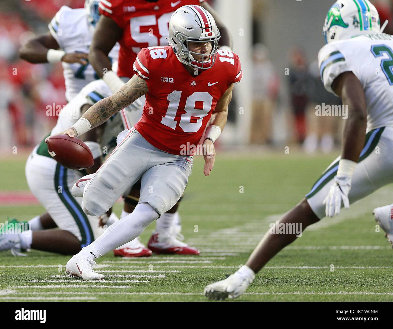 22 settembre 2018 - Columbus, OH, USA - il quarterback dell'Ohio State Tate Martell (18) porta la palla nel quarto quarto quarto contro Tulane all'Ohio Stadium di Columbus, Ohio, sabato 22 settembre 2018. Martell, che si è trasferito ai Miami Hurricanes, ha ricevuto una rinuncia dalla NCAA che lo renderà idoneo a giocare immediatamente. (Immagine di credito: © Brooke LaValley/Columbus Dispatch/TNS via cavo ZUMA) Foto Stock