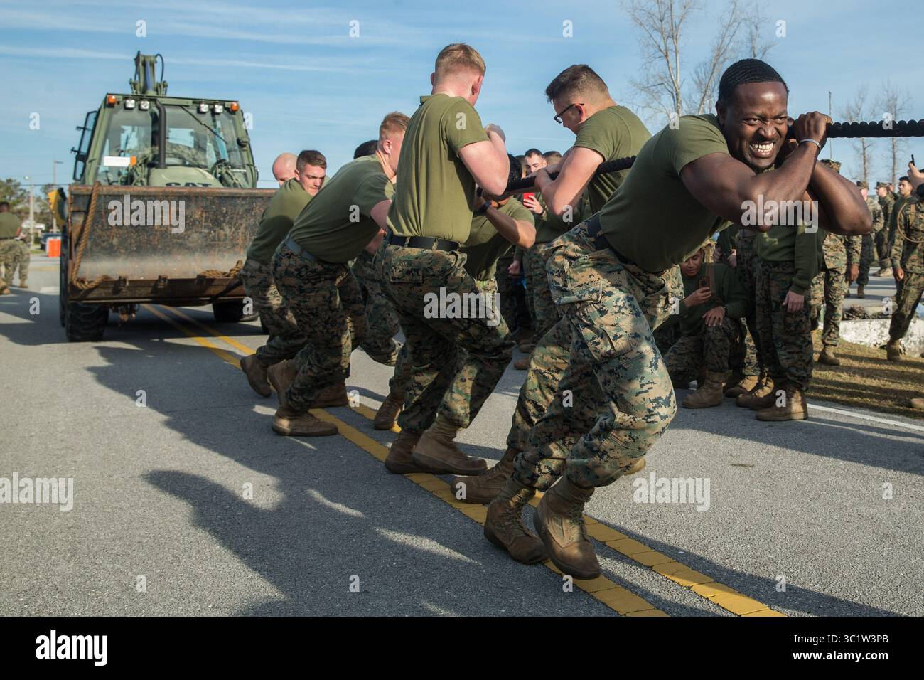 14 marzo 2019 - Camp Lejeune, Carolina del Nord, Stati Uniti - Marines USA con 8th Engineer Support Battalion, 2nd Marine Logistics Group, tira una terna mentre gareggia nella Marine Corps Engineer School Saint Patrick's Day Field Meet a Camp Lejeune, Carolina del Nord, 14 marzo 2019. I marines gareggiavano sul campo si incontravano per rafforzare la comunità e la cameratismo nello spirito della competizione amichevole. (Immagine di credito: © U.S. Marines/ZUMA Wire/ZUMAPRESS.com) Foto Stock