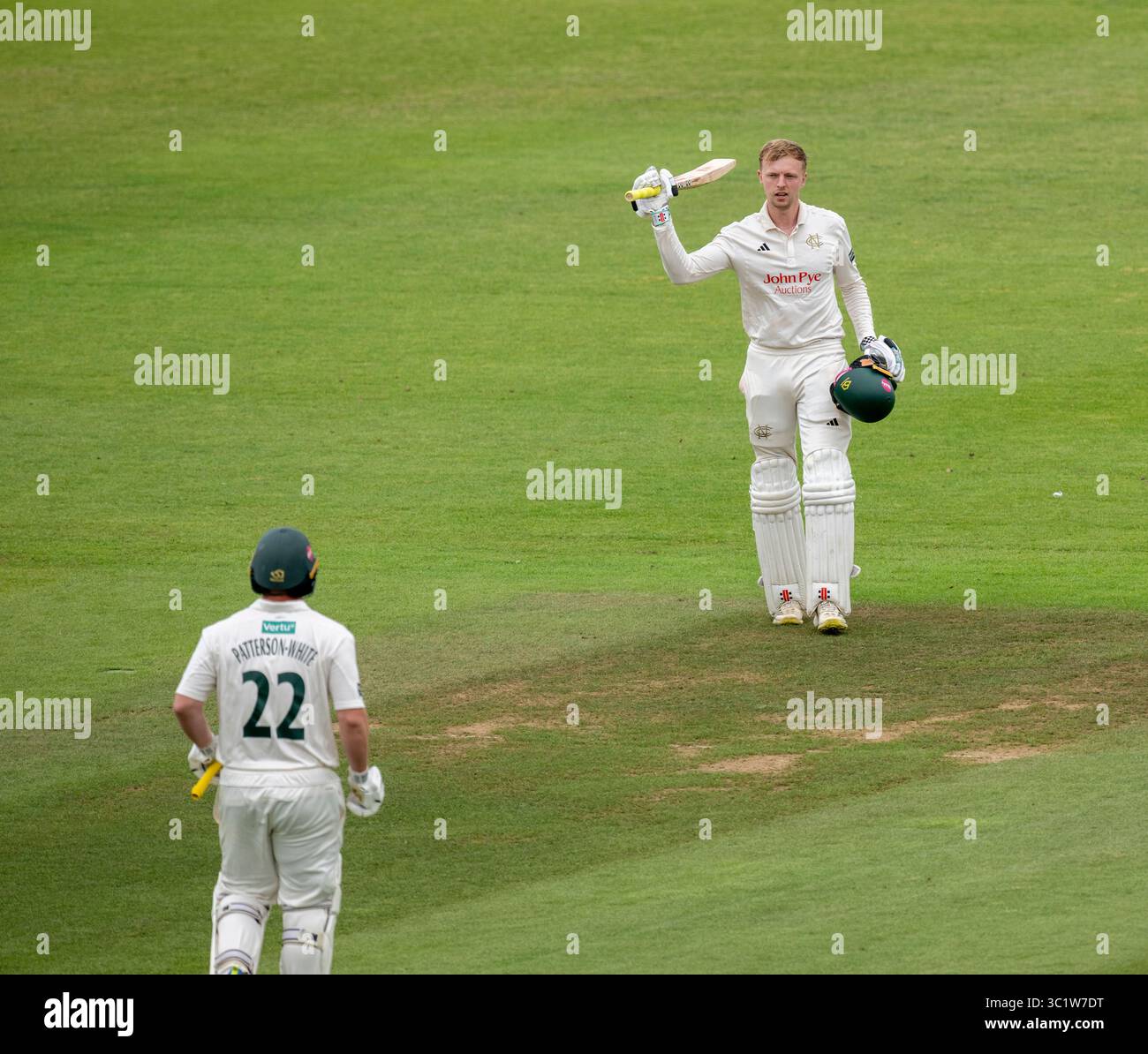 Lyndon James Nottinghamshire batsman 100 celebrazione contro Hampshire alla partita del Rothesay County Championship giorno 2 all'Utilita Bowl, Southampton, Hampshire Credit: Stephen Nicholls/Alamy Live News Foto Stock