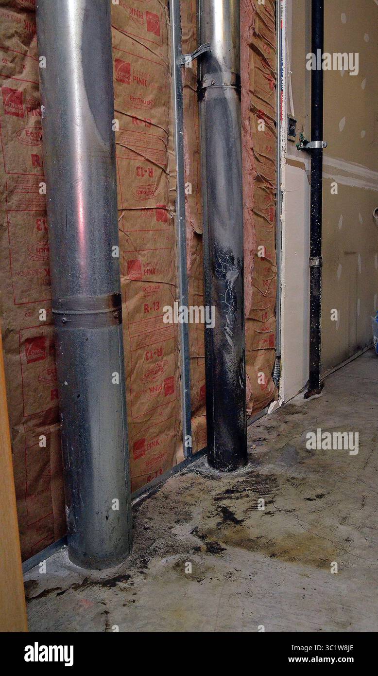 20 marzo 2019 - Albuquerque, NEW MEXICO, Stati Uniti - il pavimento e i tubi sono bruciati nella stanza elettrica dove l'incendio è iniziato sabato sera e domenica mattina presto 9 e 10 marzo presso il National Hispanic Cultural Center (NHCC) dopo aver causato mezzo milione di dollari di danni all'NHCC. Mercoledì 20 marzo 2019. (Immagine di credito: © Jim Thompson/Albuquerque Journal via ZUMA Wire) Foto Stock