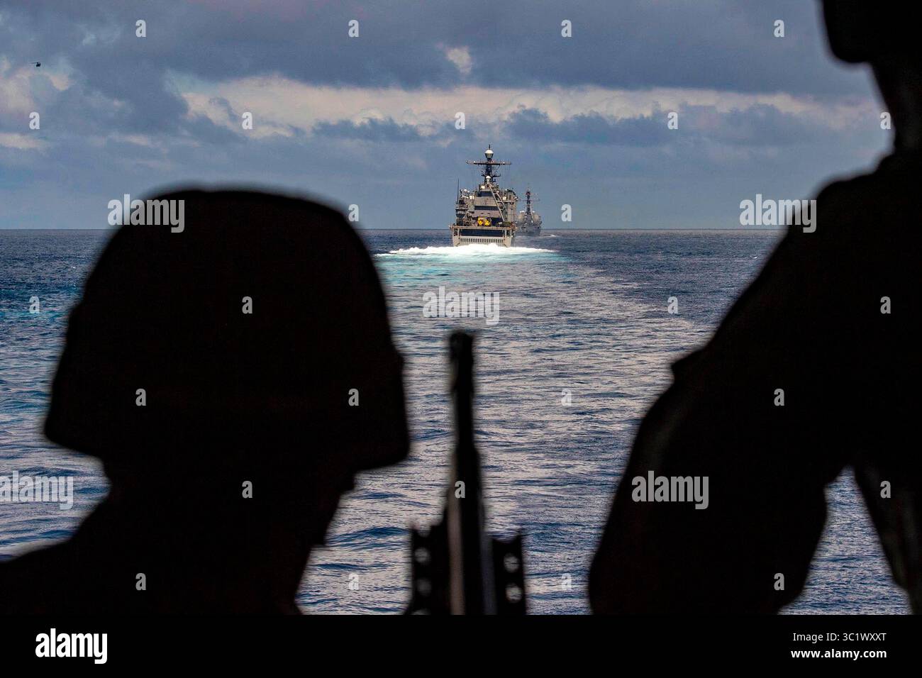20 marzo 2019 - Oceano Pacifico - la nave da sbarco anfibia USS Harpers Ferry (LSD 49) e il cacciatorpediniere missilistico guidato classe Arleigh-Burke USS Michael Murphy (DDG 112) transitano nell'Oceano Pacifico di fronte alla nave d'assalto anfibio USS Boxer (LHD 4). Harpers Ferry e Michael Murphy stanno conducendo operazioni di routine come parte della USS Boxer Amphibious Ready Group (ARG) nell'Oceano Pacifico orientale. (Immagine di credito: © U.S. Navy/ZUMA Wire/ZUMAPRESS.com) Foto Stock