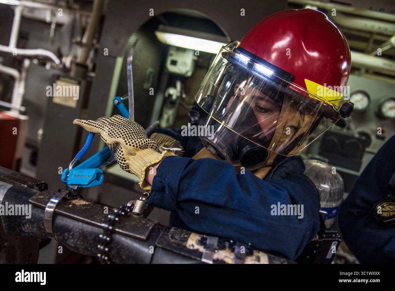 14 marzo 2019 - Plymouth, Inghilterra, Regno Unito - la Specialista culinaria Seaman Geanina Callaghan esegue il patching delle tubazioni durante un'esercitazione a bordo del cacciatorpediniere missilistico guidato classe Arleigh Burke USS Porter (DDG 78) a sostegno della Flag Officer Sea Training a Plymouth, Inghilterra, 14 marzo 2019. Porter, schierato in avanti a Rota, in Spagna, è sulla sua sesta pattuglia nell'area delle operazioni della 6th Fleet degli Stati Uniti a sostegno degli interessi di sicurezza nazionale degli Stati Uniti in Europa e Africa. (Immagine di credito: © U.S. Navy/ZUMA Wire/ZUMAPRESS.com) Foto Stock