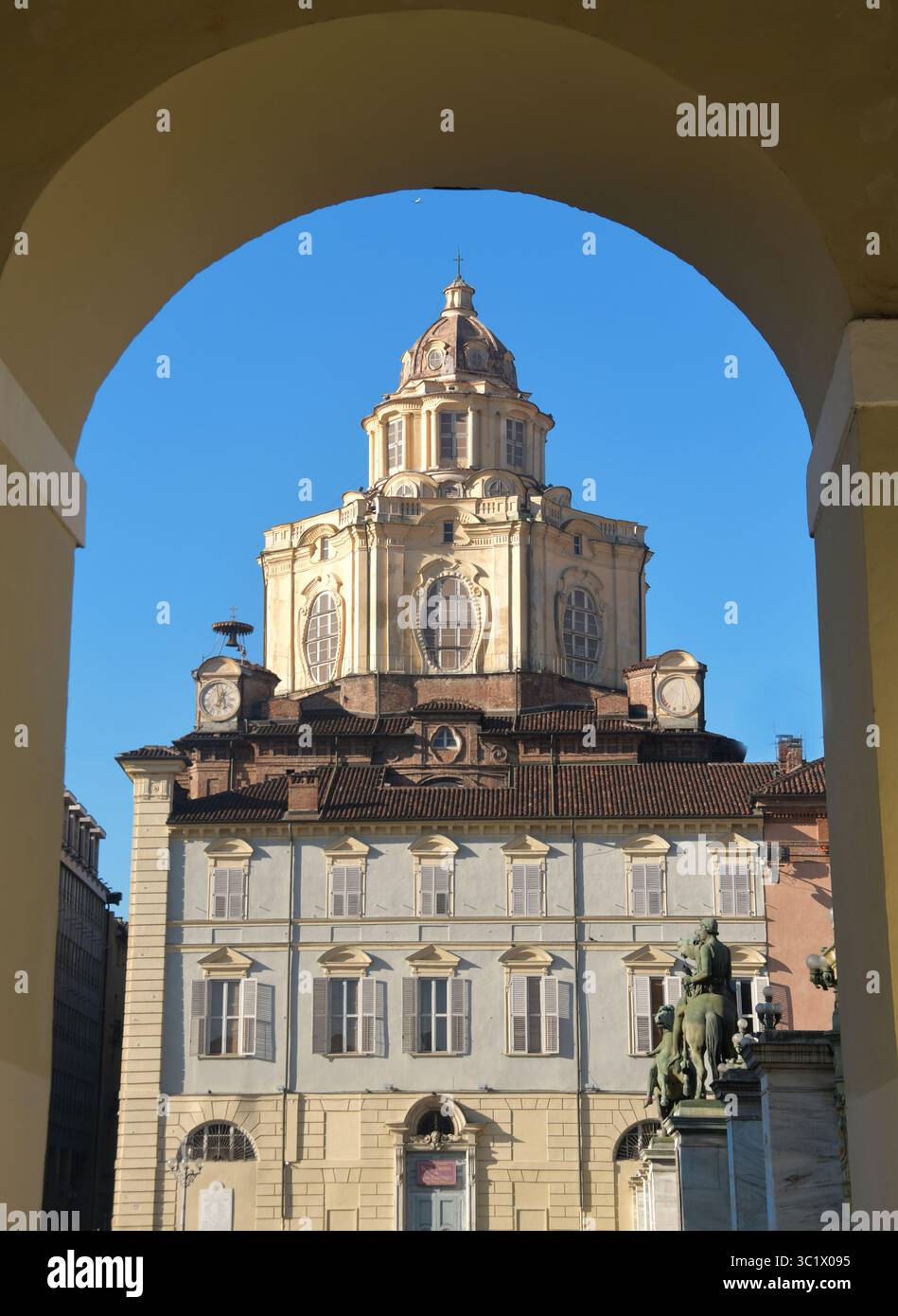 In Piazza Castello di Torino, oltre al famoso castello, si trovano Palazzo Madama, il Palazzo reale e la Chiesa reale di San Lorenzo. Foto Stock