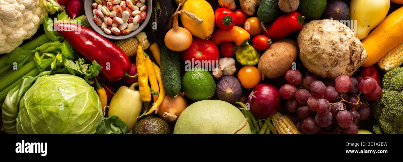 La raccolta autunnale porta verdure fresche e biologiche, mature, salutari e pronte per essere gustate in pasti sani, da fattoria a tavola, biologici Foto Stock