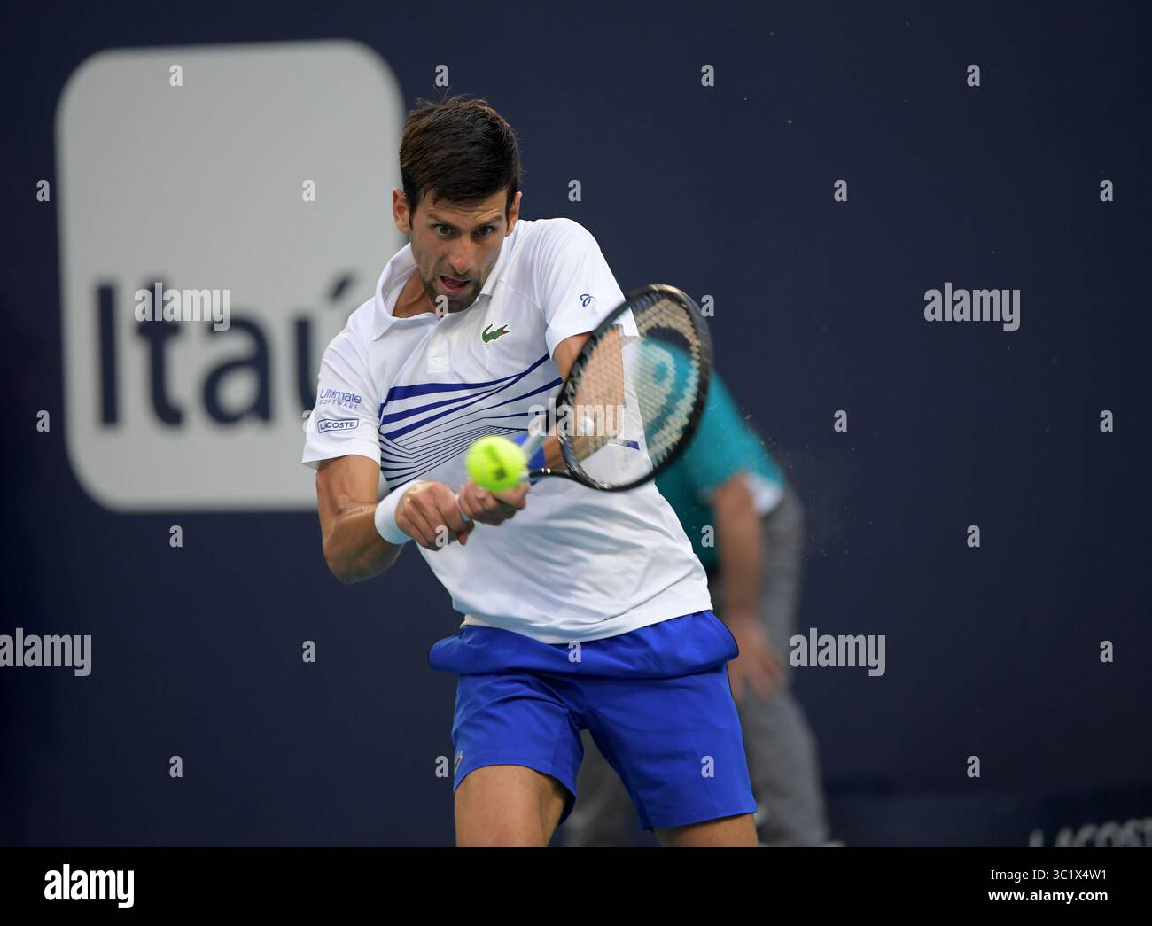 24 marzo 2019 - Miami Gardens, Florida, Stati Uniti d'America - MIAMI GARDENS, FLORIDA - 24 MARZO: Novak Djokovic della Serbia sconfigge Federico Delbonis dell'Argentina il giorno 7 del Miami Open presentato da Itau all'Hard Rock Stadium il 24 marzo 2019 a Miami Gardens, Florida. (Immagine di credito: © SMG via ZUMA Wire) Foto Stock