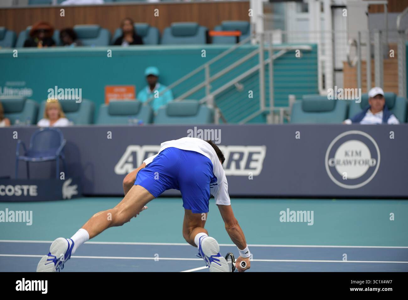 24 marzo 2019 - Miami Gardens, Florida, Stati Uniti d'America - MIAMI GARDENS, FLORIDA - 24 MARZO: Novak Djokovic della Serbia sconfigge Federico Delbonis dell'Argentina il giorno 7 del Miami Open presentato da Itau all'Hard Rock Stadium il 24 marzo 2019 a Miami Gardens, Florida. (Immagine di credito: © SMG via ZUMA Wire) Foto Stock