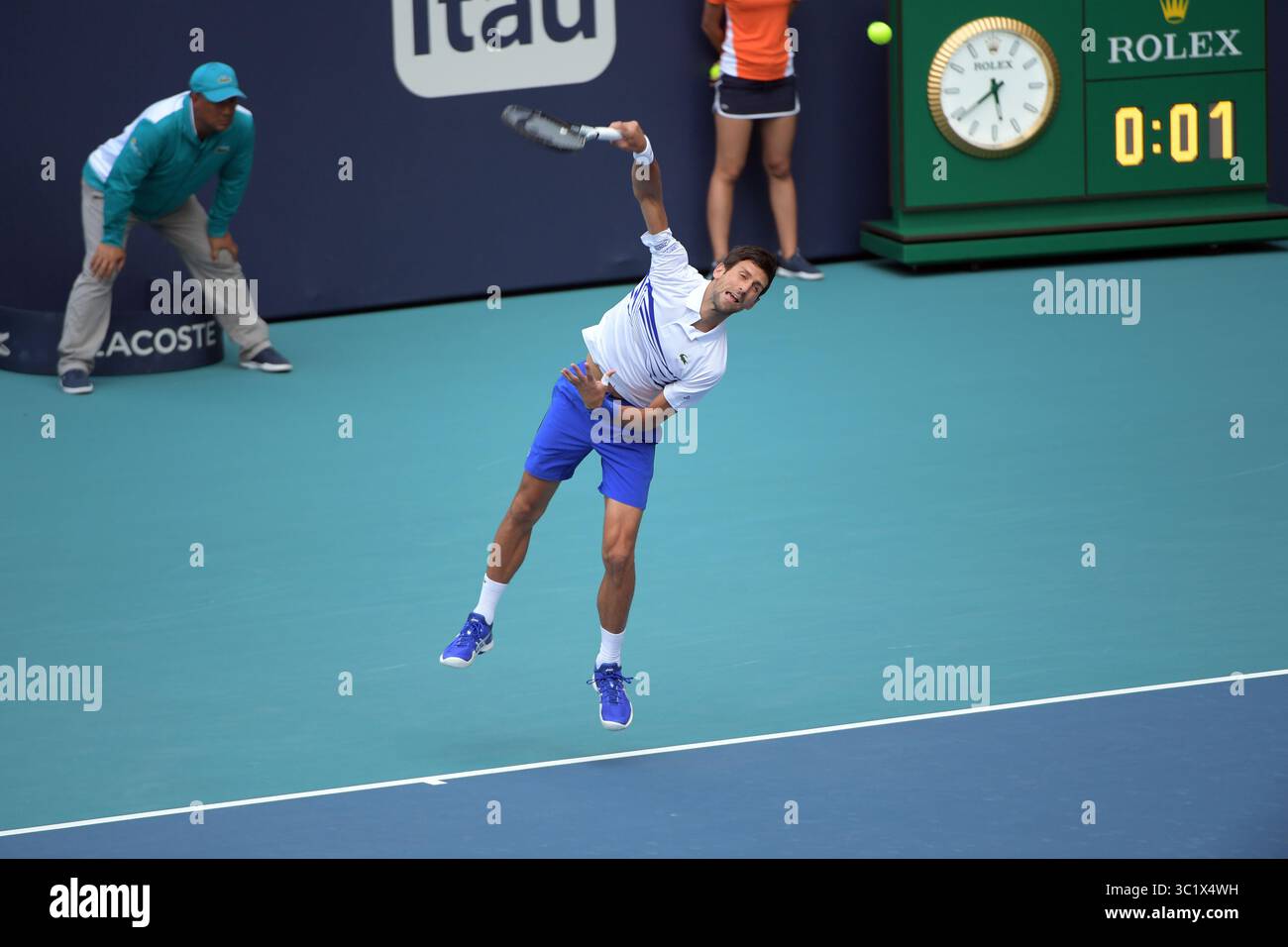 24 marzo 2019 - Miami Gardens, Florida, Stati Uniti d'America - MIAMI GARDENS, FLORIDA - 24 MARZO: Novak Djokovic della Serbia sconfigge Federico Delbonis dell'Argentina il giorno 7 del Miami Open presentato da Itau all'Hard Rock Stadium il 24 marzo 2019 a Miami Gardens, Florida. (Immagine di credito: © SMG via ZUMA Wire) Foto Stock