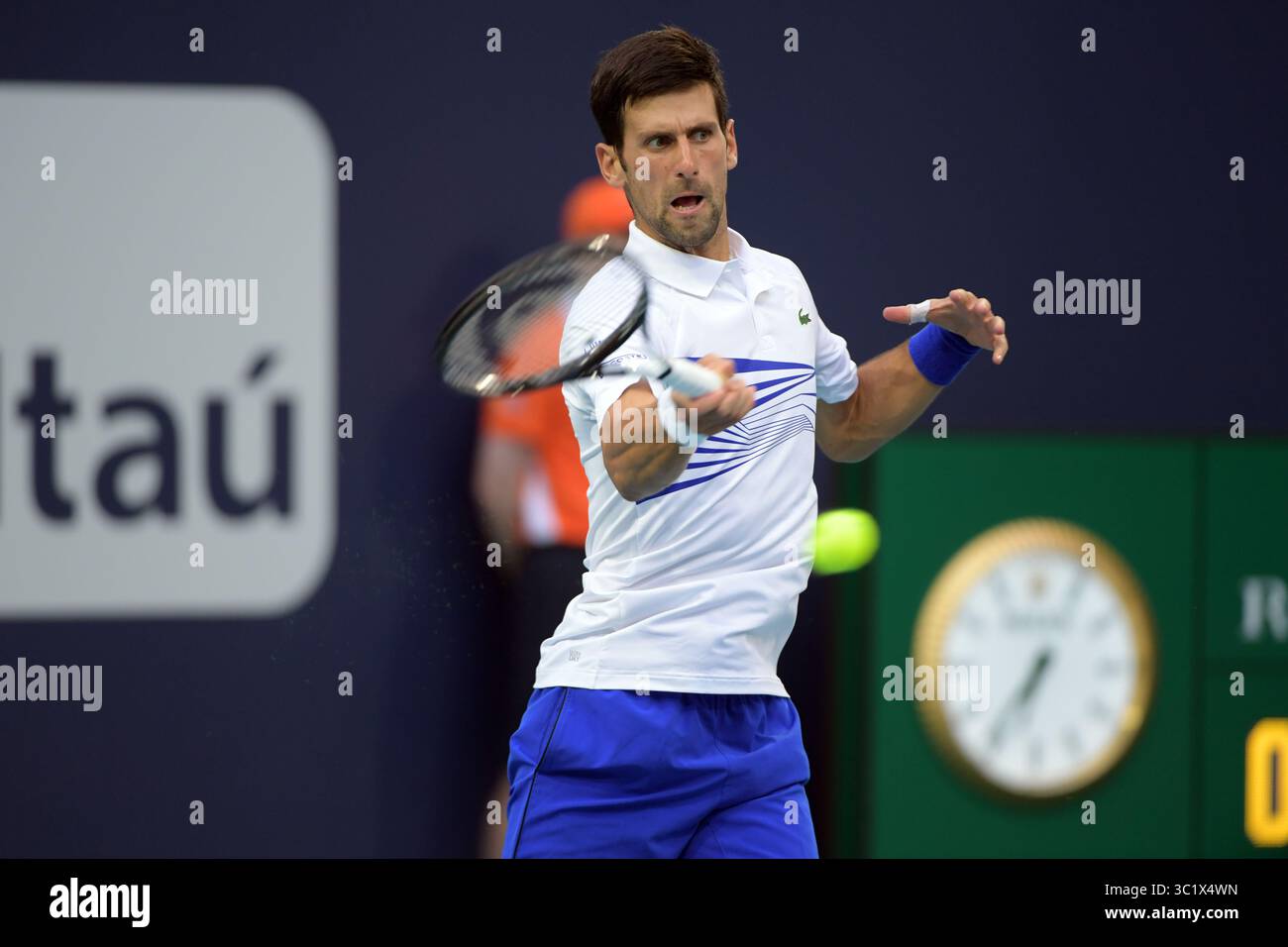 24 marzo 2019 - Miami Gardens, Florida, Stati Uniti d'America - MIAMI GARDENS, FLORIDA - 24 MARZO: Novak Djokovic della Serbia sconfigge Federico Delbonis dell'Argentina il giorno 7 del Miami Open presentato da Itau all'Hard Rock Stadium il 24 marzo 2019 a Miami Gardens, Florida. (Immagine di credito: © SMG via ZUMA Wire) Foto Stock