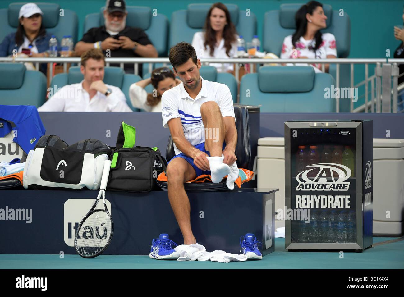 24 marzo 2019 - Miami Gardens, Florida, Stati Uniti d'America - MIAMI GARDENS, FLORIDA - 24 MARZO: Novak Djokovic della Serbia sconfigge Federico Delbonis dell'Argentina il giorno 7 del Miami Open presentato da Itau all'Hard Rock Stadium il 24 marzo 2019 a Miami Gardens, Florida. (Immagine di credito: © SMG via ZUMA Wire) Foto Stock