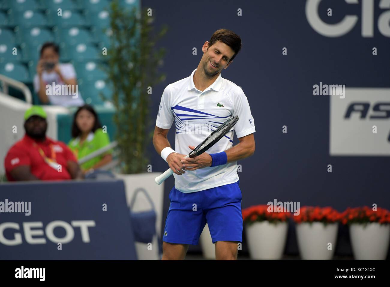 24 marzo 2019 - Miami Gardens, Florida, Stati Uniti d'America - MIAMI GARDENS, FLORIDA - 24 MARZO: Novak Djokovic della Serbia sconfigge Federico Delbonis dell'Argentina il giorno 7 del Miami Open presentato da Itau all'Hard Rock Stadium il 24 marzo 2019 a Miami Gardens, Florida. (Immagine di credito: © SMG via ZUMA Wire) Foto Stock