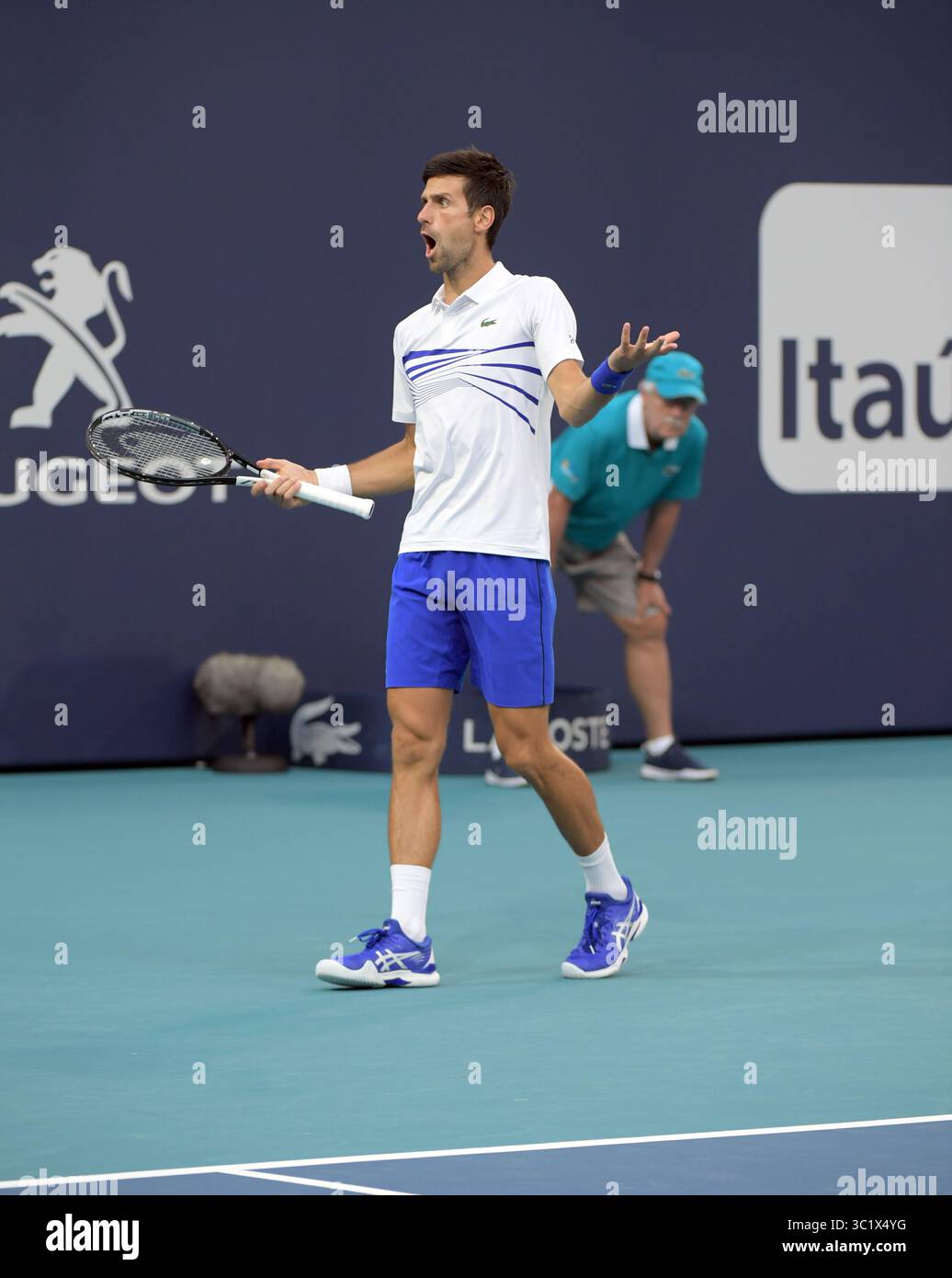 24 marzo 2019 - Miami Gardens, Florida, Stati Uniti d'America - MIAMI GARDENS, FLORIDA - 24 MARZO: Novak Djokovic della Serbia sconfigge Federico Delbonis dell'Argentina il giorno 7 del Miami Open presentato da Itau all'Hard Rock Stadium il 24 marzo 2019 a Miami Gardens, Florida. (Immagine di credito: © SMG via ZUMA Wire) Foto Stock
