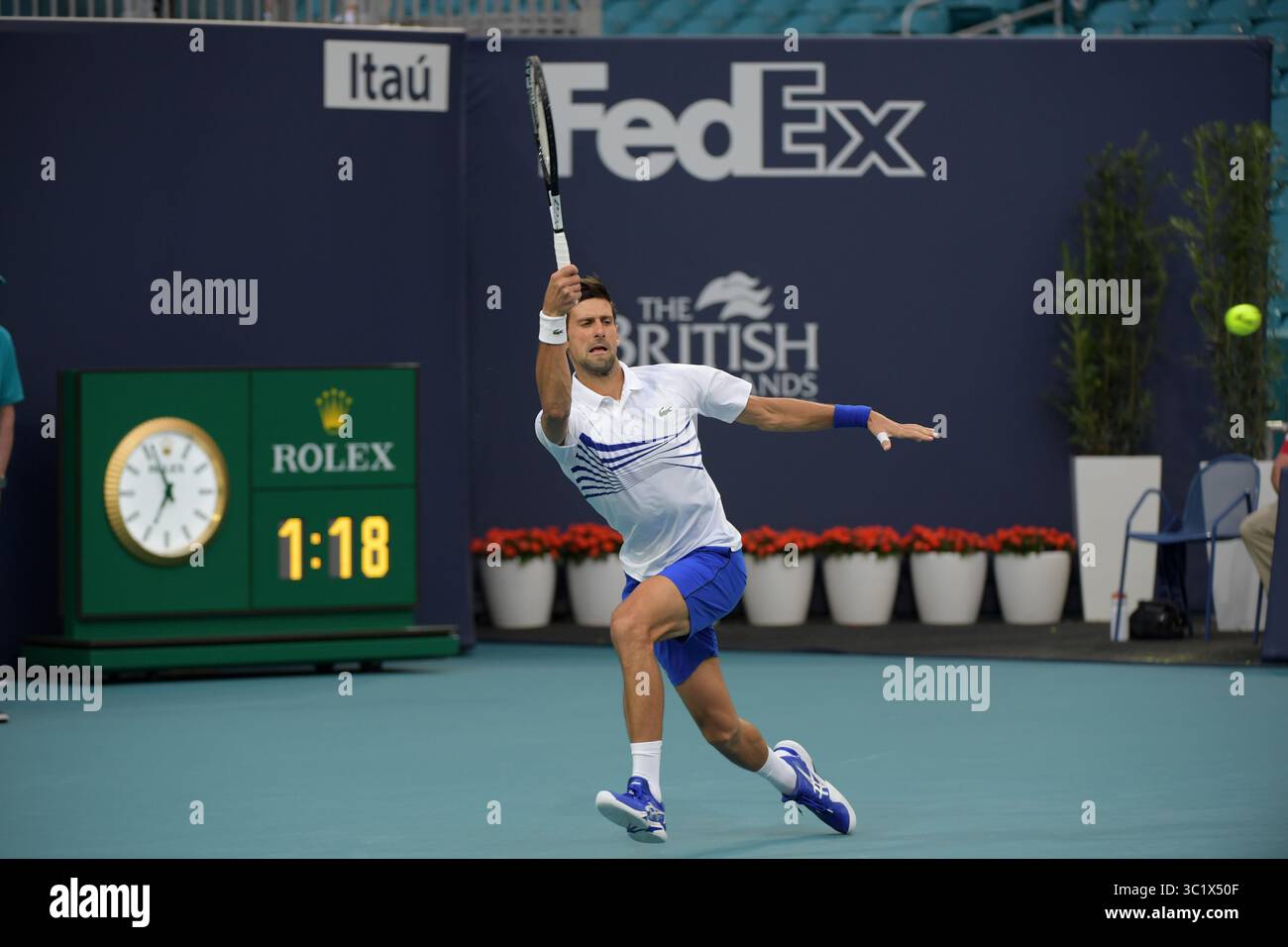 24 marzo 2019 - Miami Gardens, Florida, Stati Uniti d'America - MIAMI GARDENS, FLORIDA - 24 MARZO: Novak Djokovic della Serbia sconfigge Federico Delbonis dell'Argentina il giorno 7 del Miami Open presentato da Itau all'Hard Rock Stadium il 24 marzo 2019 a Miami Gardens, Florida. (Immagine di credito: © SMG via ZUMA Wire) Foto Stock