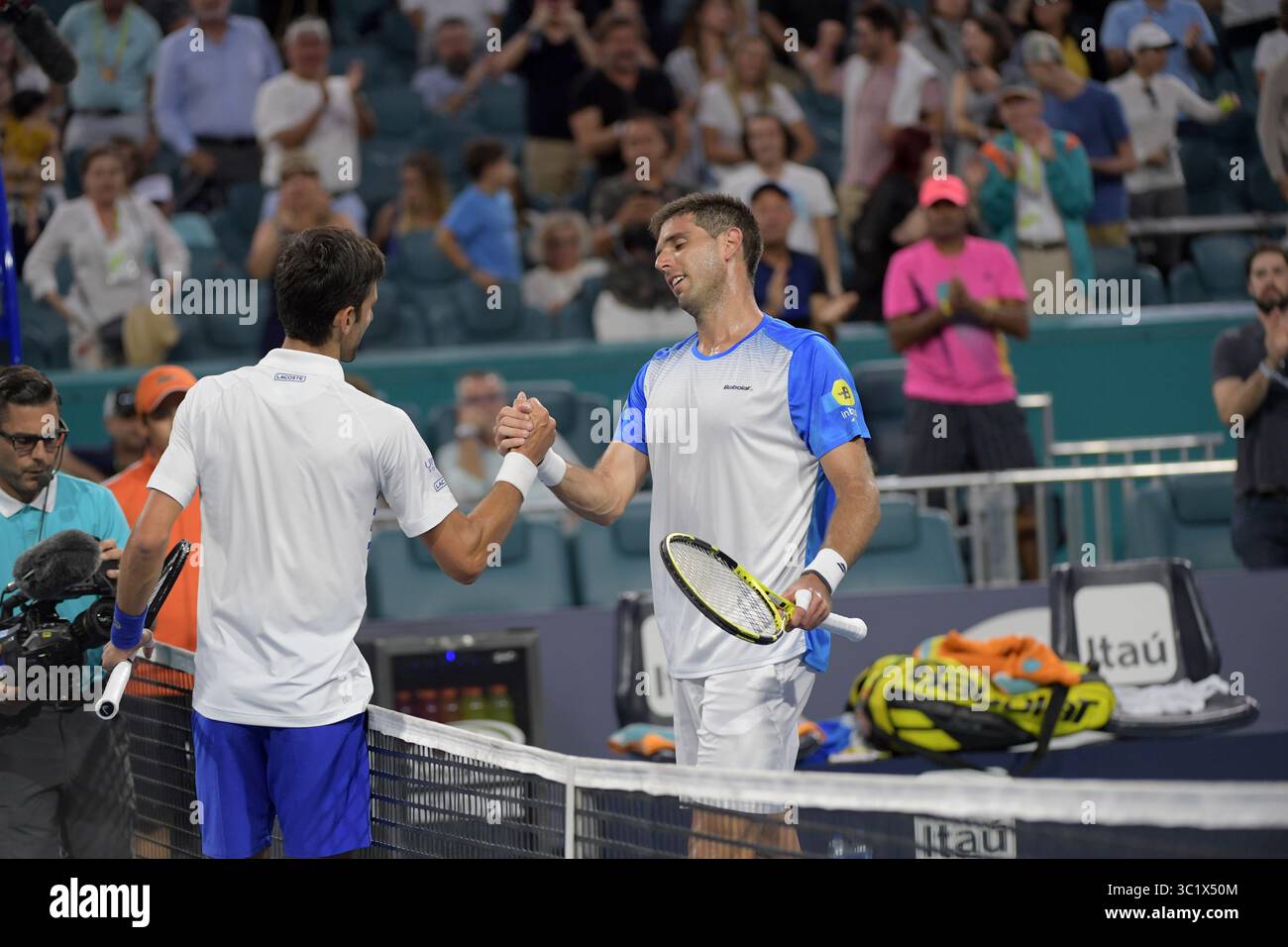 24 marzo 2019 - Miami Gardens, Florida, Stati Uniti d'America - MIAMI GARDENS, FLORIDA - 24 MARZO: Novak Djokovic della Serbia sconfigge Federico Delbonis dell'Argentina il giorno 7 del Miami Open presentato da Itau all'Hard Rock Stadium il 24 marzo 2019 a Miami Gardens, Florida. (Immagine di credito: © SMG via ZUMA Wire) Foto Stock
