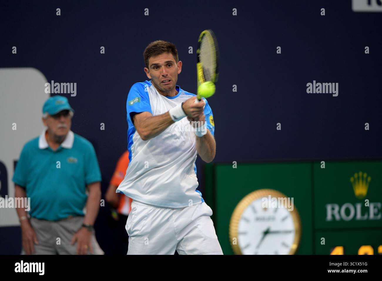 24 marzo 2019 - Miami Gardens, Florida, Stati Uniti d'America - MIAMI GARDENS, FLORIDA - 24 MARZO: Novak Djokovic della Serbia sconfigge Federico Delbonis dell'Argentina il giorno 7 del Miami Open presentato da Itau all'Hard Rock Stadium il 24 marzo 2019 a Miami Gardens, Florida. (Immagine di credito: © SMG via ZUMA Wire) Foto Stock
