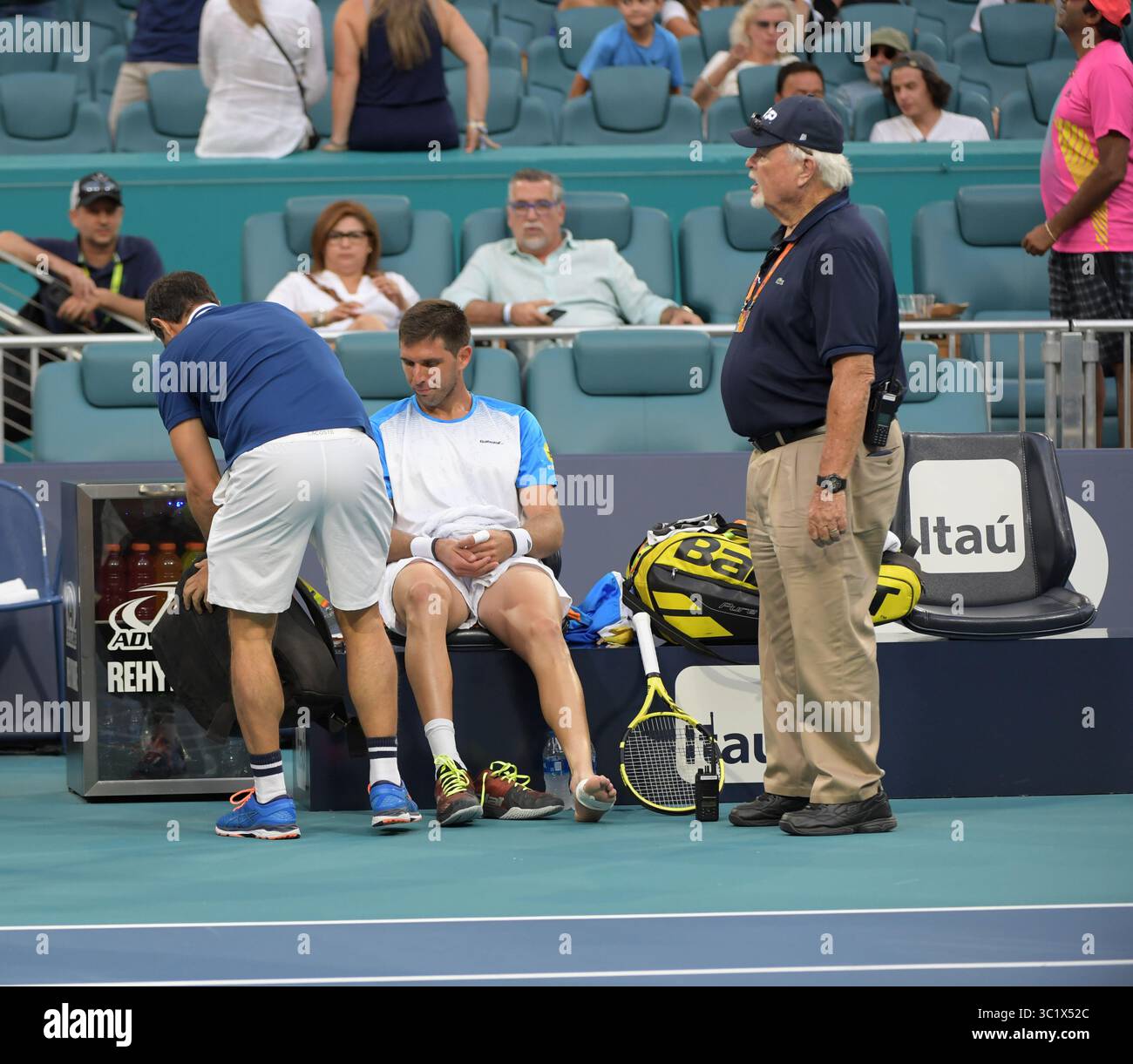 24 marzo 2019 - Miami Gardens, Florida, Stati Uniti d'America - MIAMI GARDENS, FLORIDA - 24 MARZO: Novak Djokovic della Serbia sconfigge Federico Delbonis dell'Argentina il giorno 7 del Miami Open presentato da Itau all'Hard Rock Stadium il 24 marzo 2019 a Miami Gardens, Florida. (Immagine di credito: © SMG via ZUMA Wire) Foto Stock