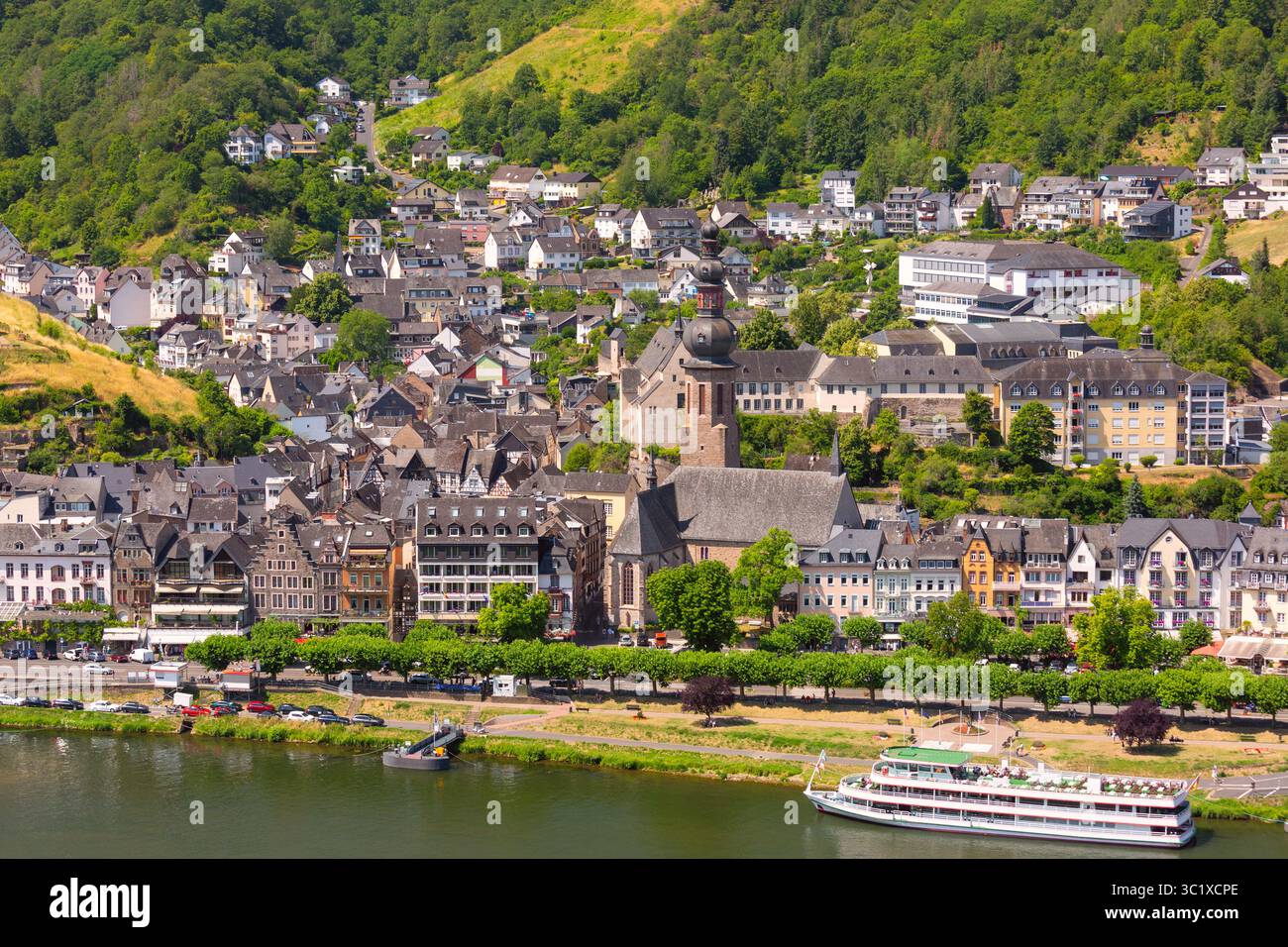 Chiesa di San Martino sul fiume Mosella nella città di Cochem, Germania Foto Stock